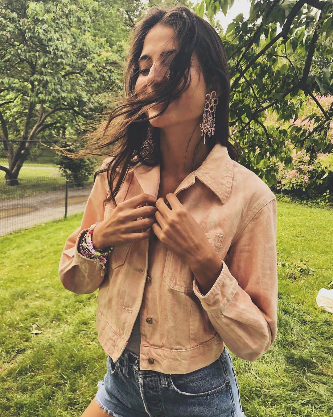 ダニジョーのインスタグラム：「Life’s short, be HAPPY ☺️ @rafa_consentino in our fave Elyse earrings • tap to shop #dannijogirls」
