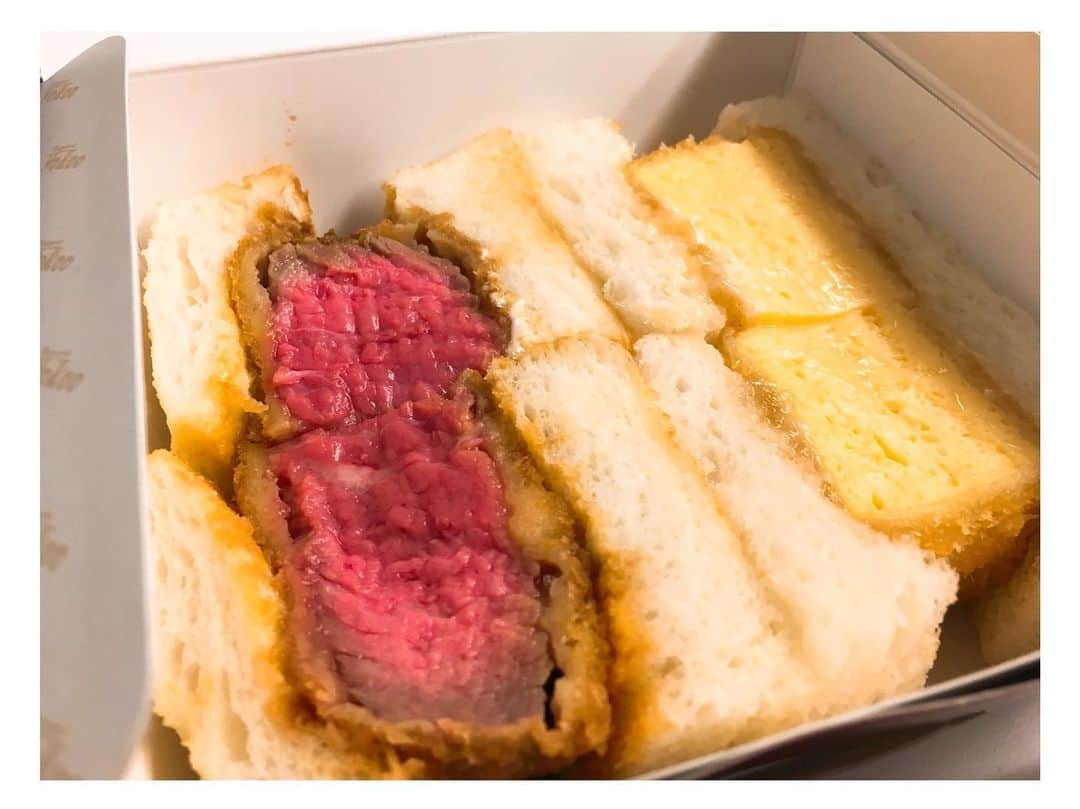 熊沢世莉奈さんのインスタグラム写真 - (熊沢世莉奈Instagram)「みんなにおすすめのフードがあるの！ 大阪にある「yokoo」っていうお店の牛カツサンドです！ . パンはふわふわやし、お肉は肉厚でジューシーだし、玉子はダシの味がきいててすごく美味しい＼‪❤︎／ . 女の子でも一口でいけるくらい食べやすいサイズです😊👍 大阪に来る機会あれば、ぜひ！！ テイクアウトできます🥺💗 . #yokoo #牛カツサンド」5月27日 22時04分 - kuma_0417