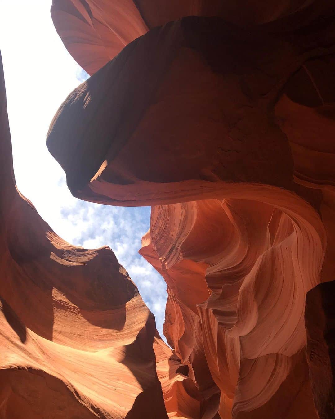水原希子 さんのインスタグラム写真 - (水原希子 Instagram)「The power of nature is mind blowing! 何百万年もの月日をかけて、自然のままに風や水の侵食により 形成されたいった洞窟🏜 自然が生み出す、滑らかな岩間は圧倒的で神秘的。 光と影。ただただ美しかったです💛」5月27日 21時59分 - i_am_kiko