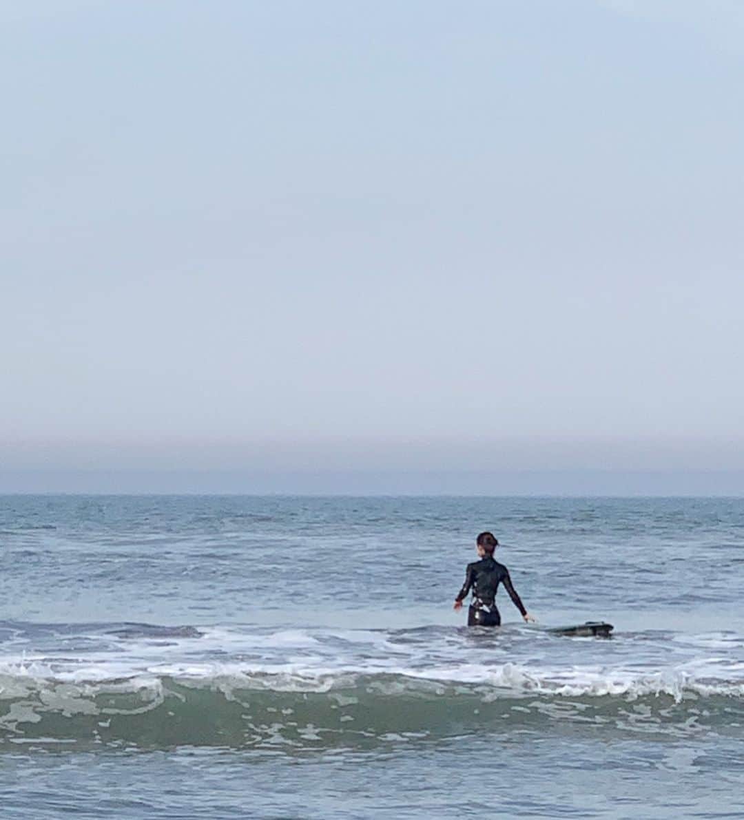栗山遥さんのインスタグラム写真 - (栗山遥Instagram)「週末を海で過ごせるの、 幸せだな。当たり前になっている環境や時間に、 日々感謝しなきゃね。 先週末はなんとか海に入れて 教えてもらったけど、板は飛んでいくし体に当たるし 波に飲まれまくるしで大変だったな🤣 でも海に入れるだけで心地よくて楽しくて、 パワーチャージされる🙏🏽✨💕」5月27日 21時59分 - harukakuriyama