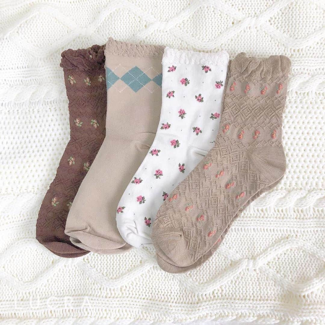 LUCRA（ルクラ）さんのインスタグラム写真 - (LUCRA（ルクラ）Instagram)「100均靴下🧦 ㅤㅤㅤ  100円でこんなにカワイイ靴下が手に入るんです！ ㅤㅤㅤ  photo by @__nnm09  ㅤㅤㅤ  LUCRA公式Instagram上で紹介させて頂くお写真を募集中！写真に#lucrajp をつけるかタグ付けして投稿してくださいね♡ ㅤㅤㅤ  #いいね返し#コスメ収納#収納#カラフル#ママ#整理整頓#棚#プチプラ#100円#ワンコイン#ダイソー #daiso #セリア #cando #100均 #100均収納 #100均インテリア#靴下置き画倶楽部 #置き画 #置き画くら部#いいね返し#消えそうな色コーデ」5月27日 22時01分 - lucra_app