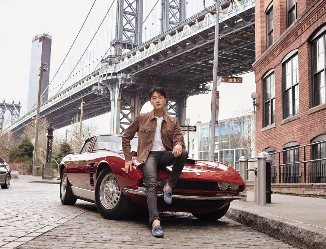 トッズさんのインスタグラム写真 - (トッズInstagram)「Enjoying the energetic feel of New York with #TongDawei. Lensed in the city following his ride with denim #TodsGommino and a vintage car by @stuartparrcollection. #FollowMyRide #Tods」5月27日 22時03分 - tods