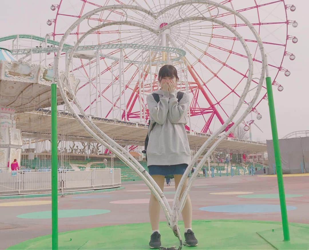 吉田華恋のインスタグラム：「グリラ行きたいなぁ🥳  この写真、きっと2人でラブラブして撮るとこなんだろうけど1人で堂々と撮ってやったぜ！十分幸せだったぜ！♡ #グリーンランド #三井グリーンランド #熊本」