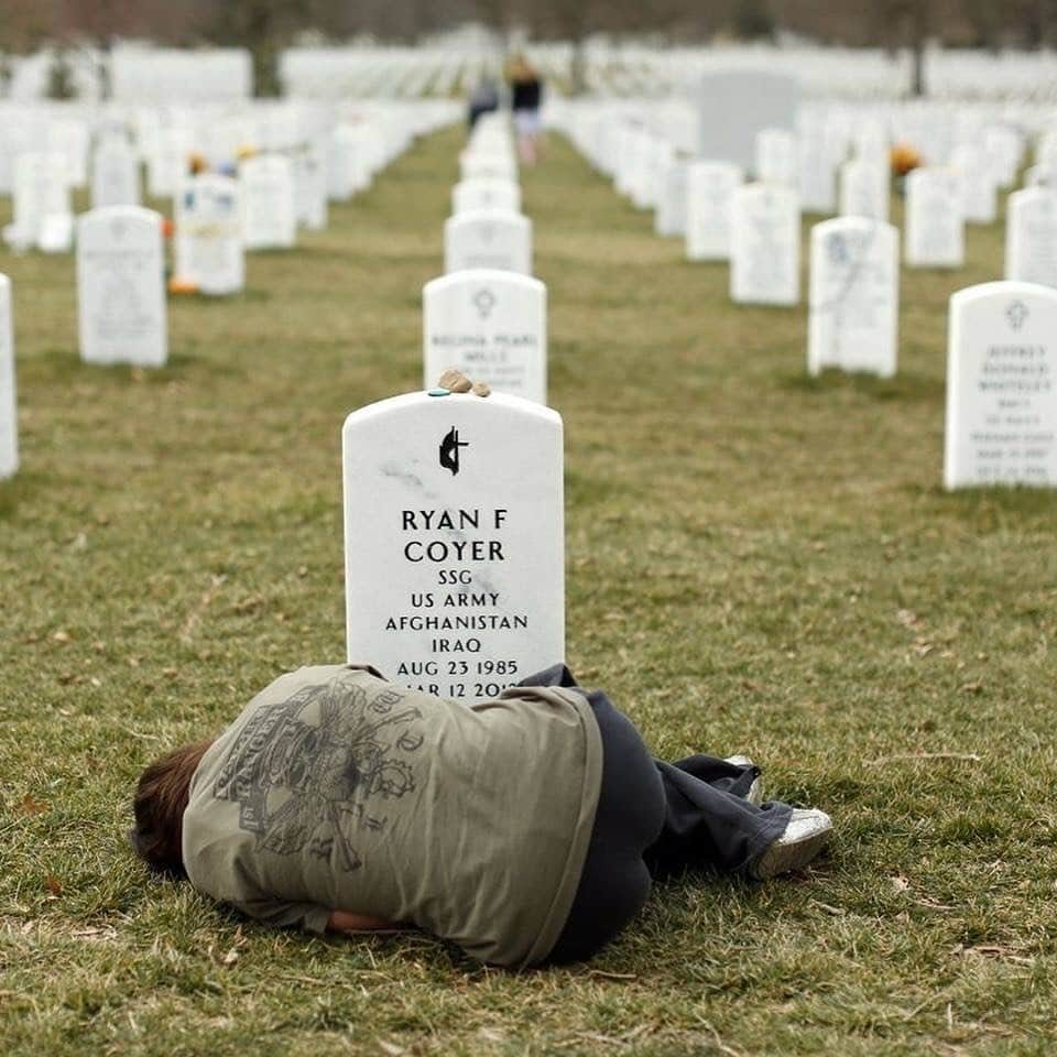 マット・ランターさんのインスタグラム写真 - (マット・ランターInstagram)「I don’t know these people, but I do know that I am so deeply thankful for their sacrifices as a family for all of our freedoms. Raise your hand if you feel the same. 🙋‍♂️#memorialday」5月27日 22時10分 - mattlanter