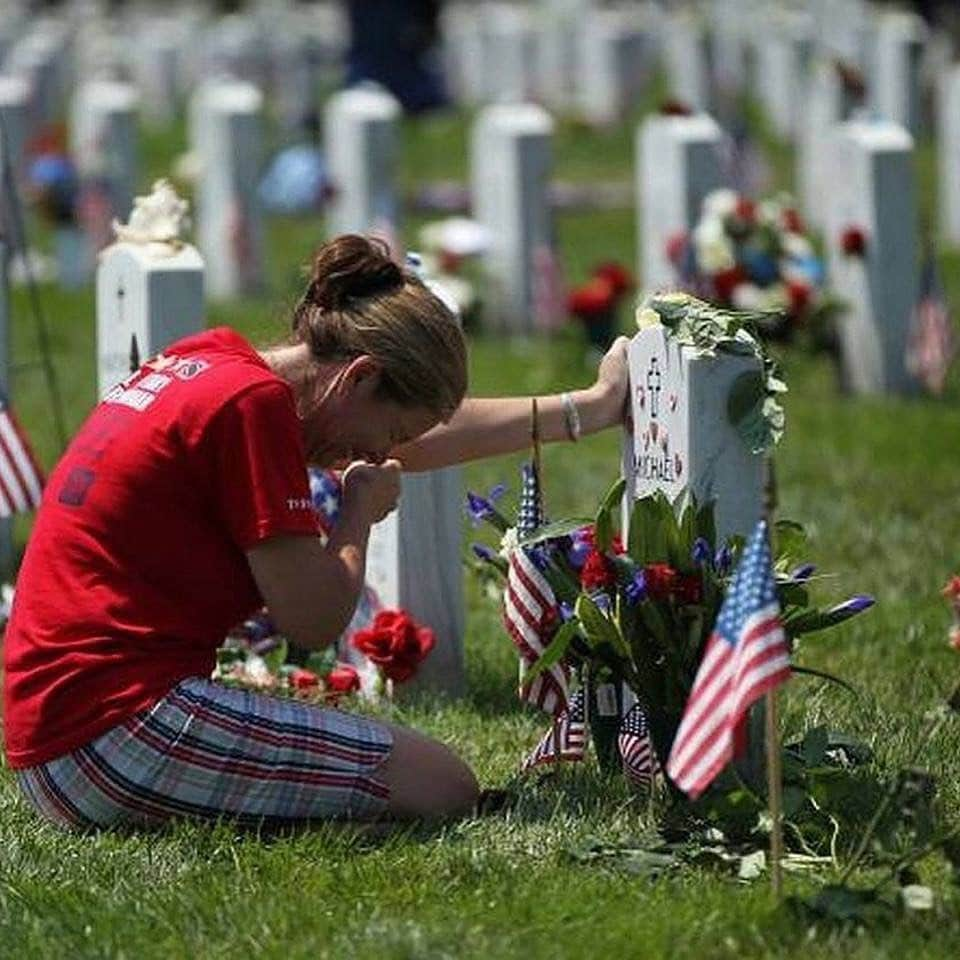 マット・ランターさんのインスタグラム写真 - (マット・ランターInstagram)「I don’t know these people, but I do know that I am so deeply thankful for their sacrifices as a family for all of our freedoms. Raise your hand if you feel the same. 🙋‍♂️#memorialday」5月27日 22時10分 - mattlanter