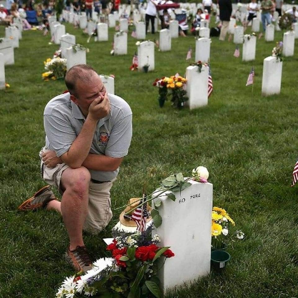 マット・ランターさんのインスタグラム写真 - (マット・ランターInstagram)「I don’t know these people, but I do know that I am so deeply thankful for their sacrifices as a family for all of our freedoms. Raise your hand if you feel the same. 🙋‍♂️#memorialday」5月27日 22時10分 - mattlanter