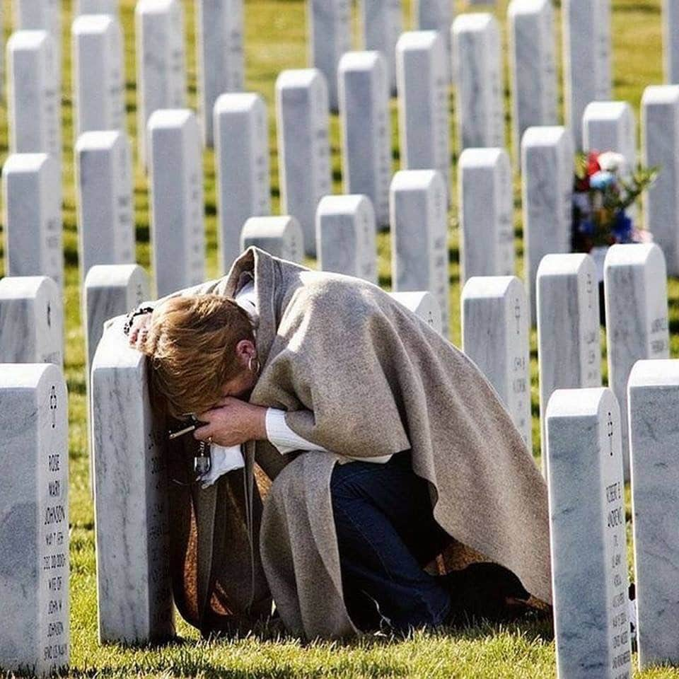 マット・ランターさんのインスタグラム写真 - (マット・ランターInstagram)「I don’t know these people, but I do know that I am so deeply thankful for their sacrifices as a family for all of our freedoms. Raise your hand if you feel the same. 🙋‍♂️#memorialday」5月27日 22時10分 - mattlanter