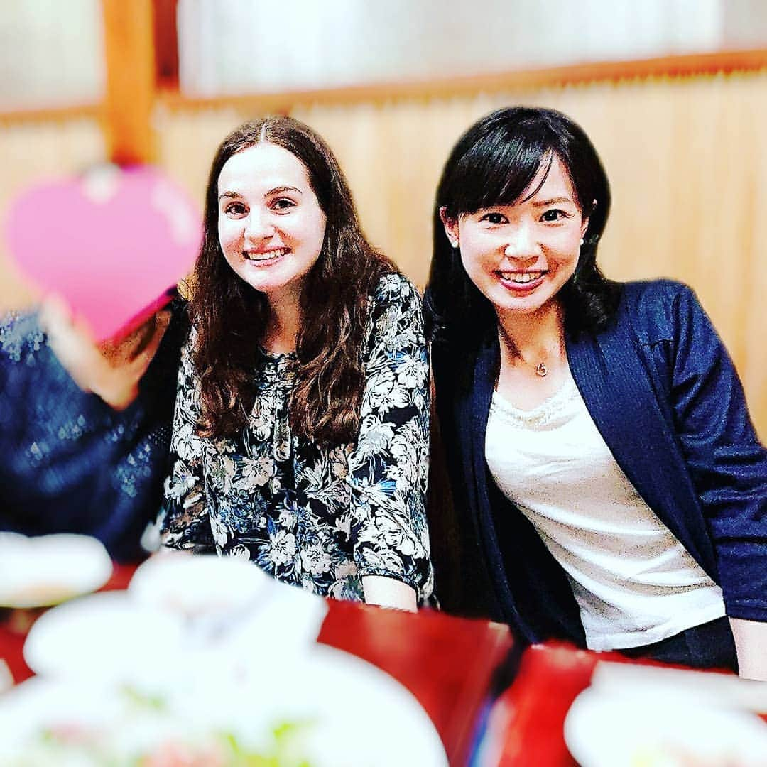 倉林知子さんのインスタグラム写真 - (倉林知子Instagram)「【日本語続きます】 My American friend's cousin came to Japan from Wisconsin. She is a freshman in uni! I said "finals", "dorm" and so on in ages. Enjoyed sightseeing and playing Japanese instruments in my house🏡  アメリカ人の友達のいとこが来日していました。 鎌倉観光をしたり、 我が家で琴や三味線など日本文化に触れたり 日本食を作ったり食べに行ったり🥢  彼女は飛び級して大学に入ったので、 まだ高校生の年齢。 学部が同じなので勉強の話から 日々の家事の工夫など会話は多岐に。 ちなみにアメリカの大学はもう夏休みです。  2枚目の写真は彼女の地元ウィスコンシンの名物Jelly Belly。美味しかったです♫  明日から盛岡&弘前での試合！西武戦です⚾  #アナウンサー #バイリンガル #イギリス #留学 #アメリカ #国際交流 #University #life #freshman #finals #Wisconsin #jellybelly #Japan #sightseeing」5月27日 22時11分 - tomoko.kurabayashi