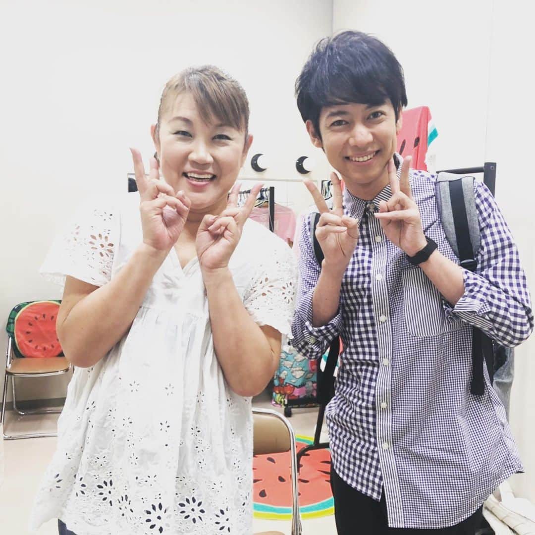 松阪ゆうきのインスタグラム：「昨夜 東海〜関西の旅から 10日ぶりに帰京し、  今日は イオンモール佐野新都市さんと 熊谷ニットーモールさんで新曲キャンペーン🎤  明日は、 蕨 ミヤコ楽器さん 東十条 ダン さんで新曲キャンペーン🎤です。  まだまだ頑張ります！ 人生の頑張り時やww  今日は終わってから、 新宿の紀伊国屋サザンシアターで 山田邦子さんの芸能生活40周年舞台を観劇して来ました＾＾ 後半笑いすぎて涙出たww  邦子さんお疲れ様でした＾＾ 〜29(水) まで 紀伊国屋サザンシアターにて。  名古屋公演もあるそうで、 6/5〜6/6 アートピアホールだそうです。  皆さまも 笑いに飢えてましたら是非😝  #山田邦子 さん #山田邦子の門  #紀伊国屋サザンシアター  #笑う  #松阪ゆうき」