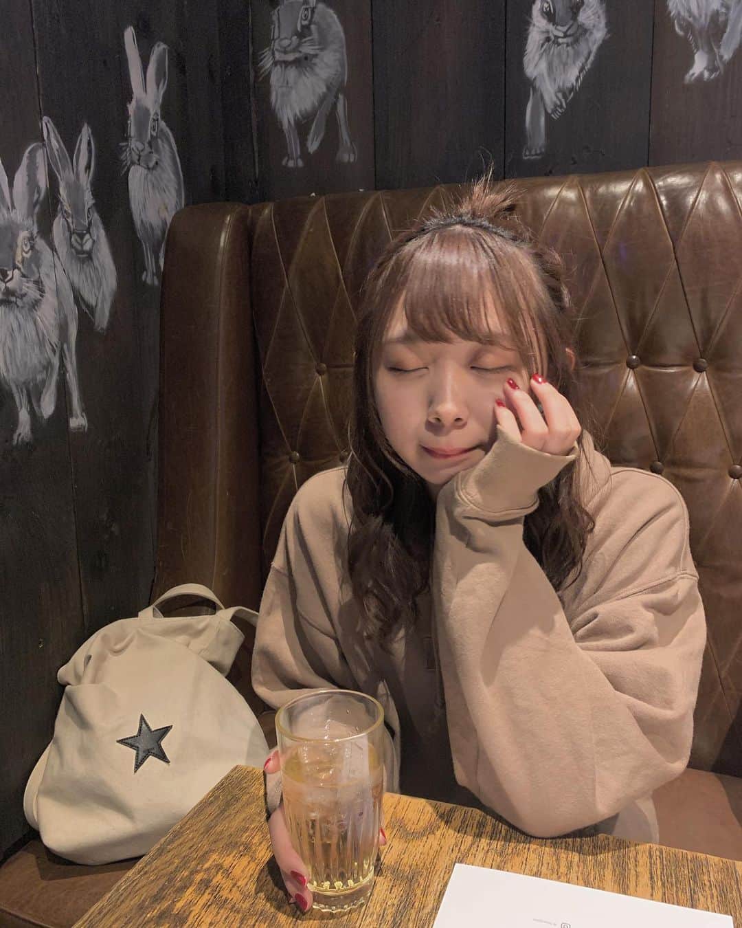 松田美里さんのインスタグラム写真 - (松田美里Instagram)「飲食店で眠いみりはん。ドリンクはジンジャエールです 今回の遠征ずっとジンジャエール飲んでた（笑）  日本帰るよー！」5月27日 22時13分 - miri_matsuda