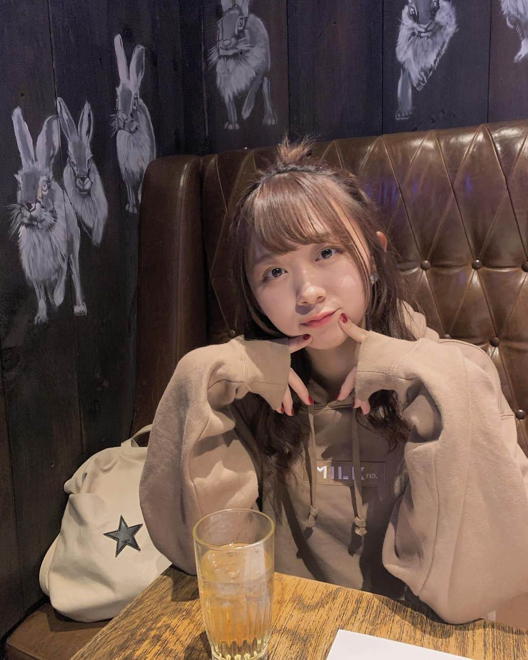 松田美里さんのインスタグラム写真 - (松田美里Instagram)「飲食店で眠いみりはん。ドリンクはジンジャエールです 今回の遠征ずっとジンジャエール飲んでた（笑）  日本帰るよー！」5月27日 22時13分 - miri_matsuda