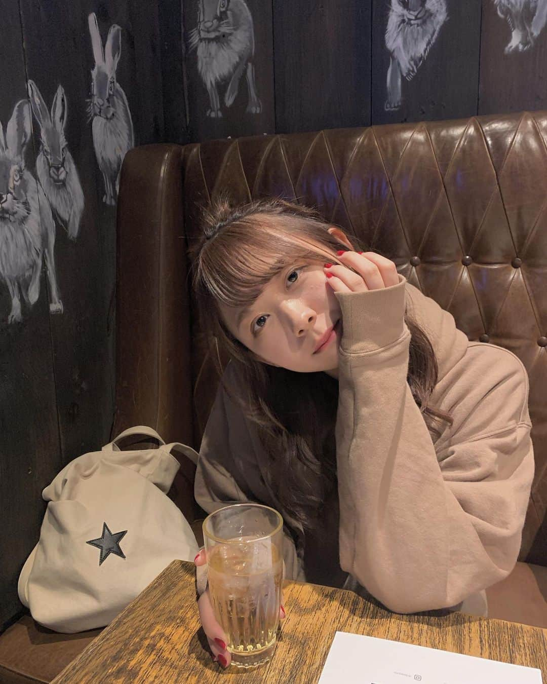 松田美里さんのインスタグラム写真 - (松田美里Instagram)「飲食店で眠いみりはん。ドリンクはジンジャエールです 今回の遠征ずっとジンジャエール飲んでた（笑）  日本帰るよー！」5月27日 22時13分 - miri_matsuda