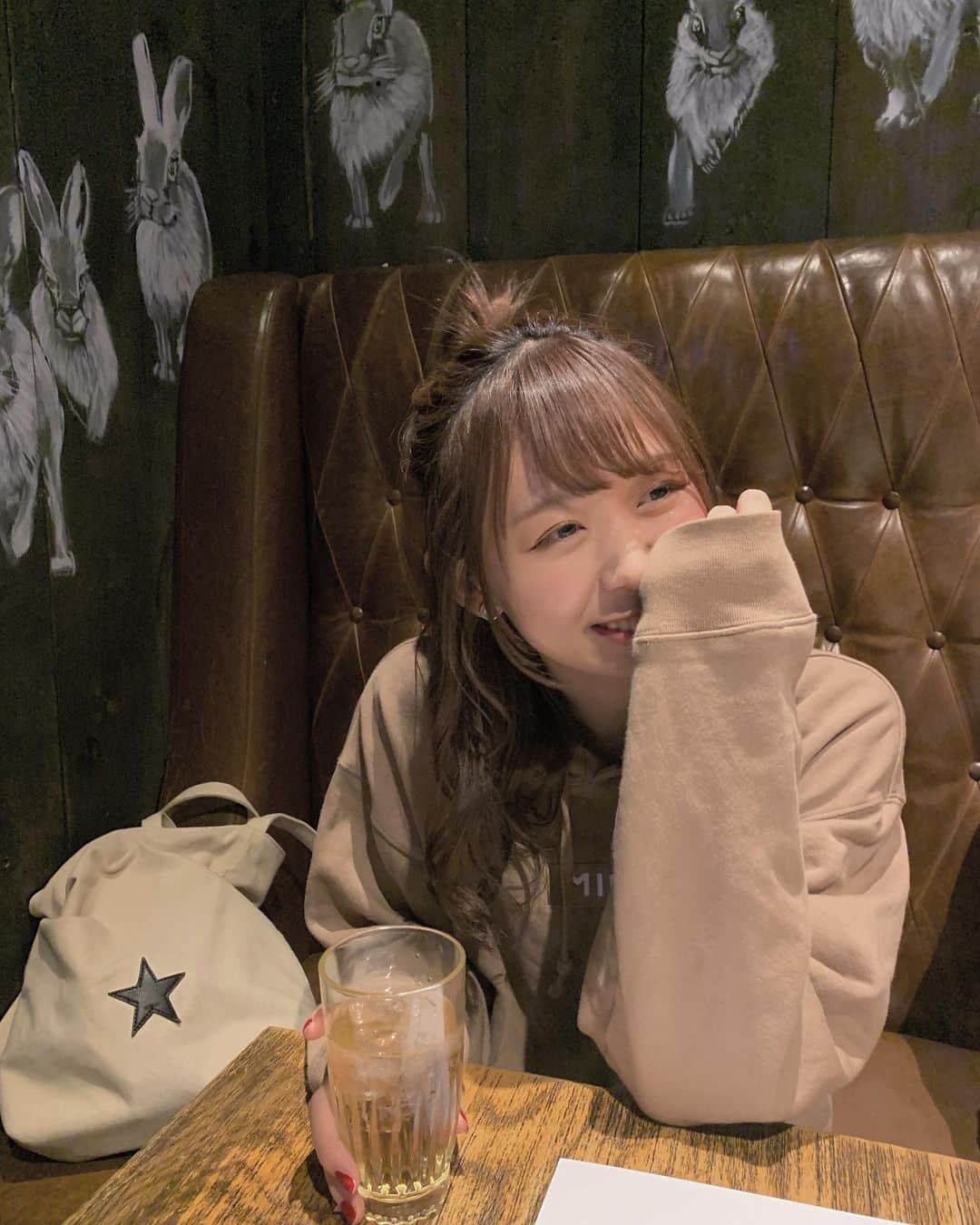 松田美里さんのインスタグラム写真 - (松田美里Instagram)「飲食店で眠いみりはん。ドリンクはジンジャエールです 今回の遠征ずっとジンジャエール飲んでた（笑）  日本帰るよー！」5月27日 22時13分 - miri_matsuda