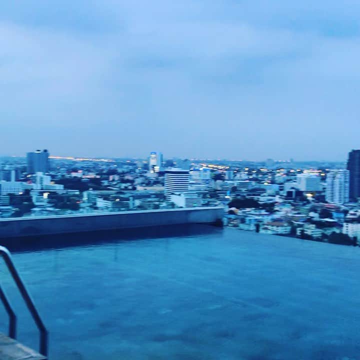 のインスタグラム：「ぼーっと色が変わるのみてた。（海パン忘れて下唇を噛んでいたわけではない、決してない。」