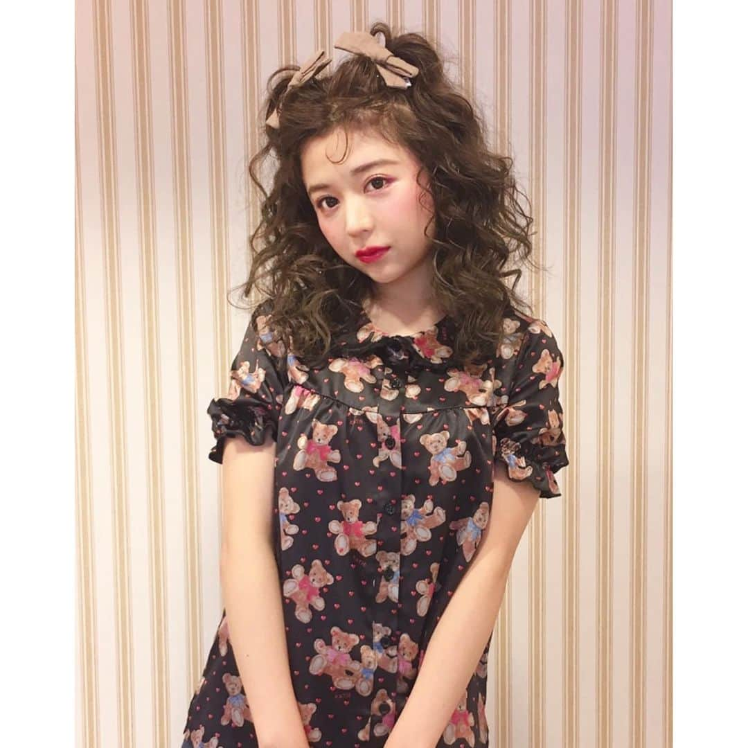 bettie'sclubさんのインスタグラム写真 - (bettie'sclubInstagram)「@katie_tokyo の2019AW Look bookのヘアメイクを担当させて頂きました。 ありがとうございました🇬🇧🐻 #katie #bettie #hairmake」5月27日 22時22分 - bettie_tokyo