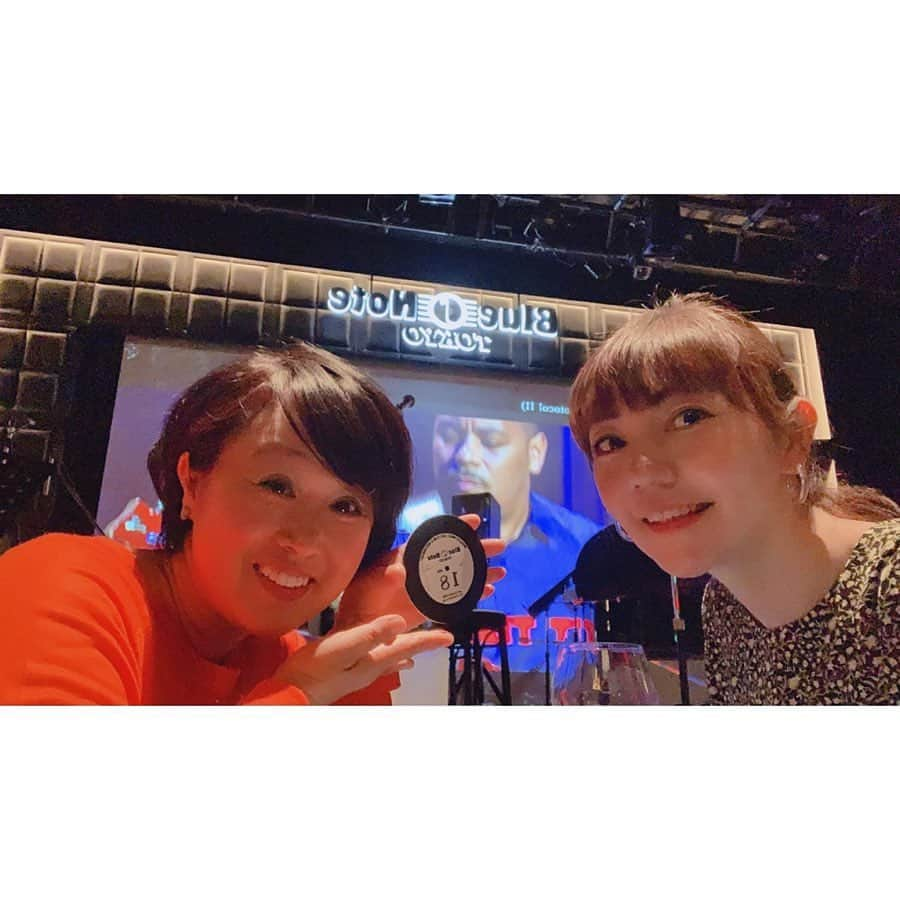 鴻上久美子さんのインスタグラム写真 - (鴻上久美子Instagram)「5月12日、 クレモンティーヌさん🎶@BlueNoteTOKYO ・ #風の谷のナウシカ #炎のたからもの (ルパン三世カリオストロの城より) #ラムのラブソング #バカボン など 最後は皆で #シャンゼリゼ ・ ゲストにセシルコルベルさん🎶 #借りぐらしのアリエッティ など ・ 素敵な夜でございました✨ ・ 前から2列目、クレモンティーヌさんの真ん前でドキドキしたけどこんなチャーミングで素敵な女性になりたいと気付けば憧れの眼差しで終始凝視していました✨ ・ #BlueNoteTOKYO #ブルーノート東京 #青山 #クレモンティーヌ  #Clémentine #セシルコルベル #CécileCorbel #宮崎駿 さん」5月27日 22時15分 - kumikougami