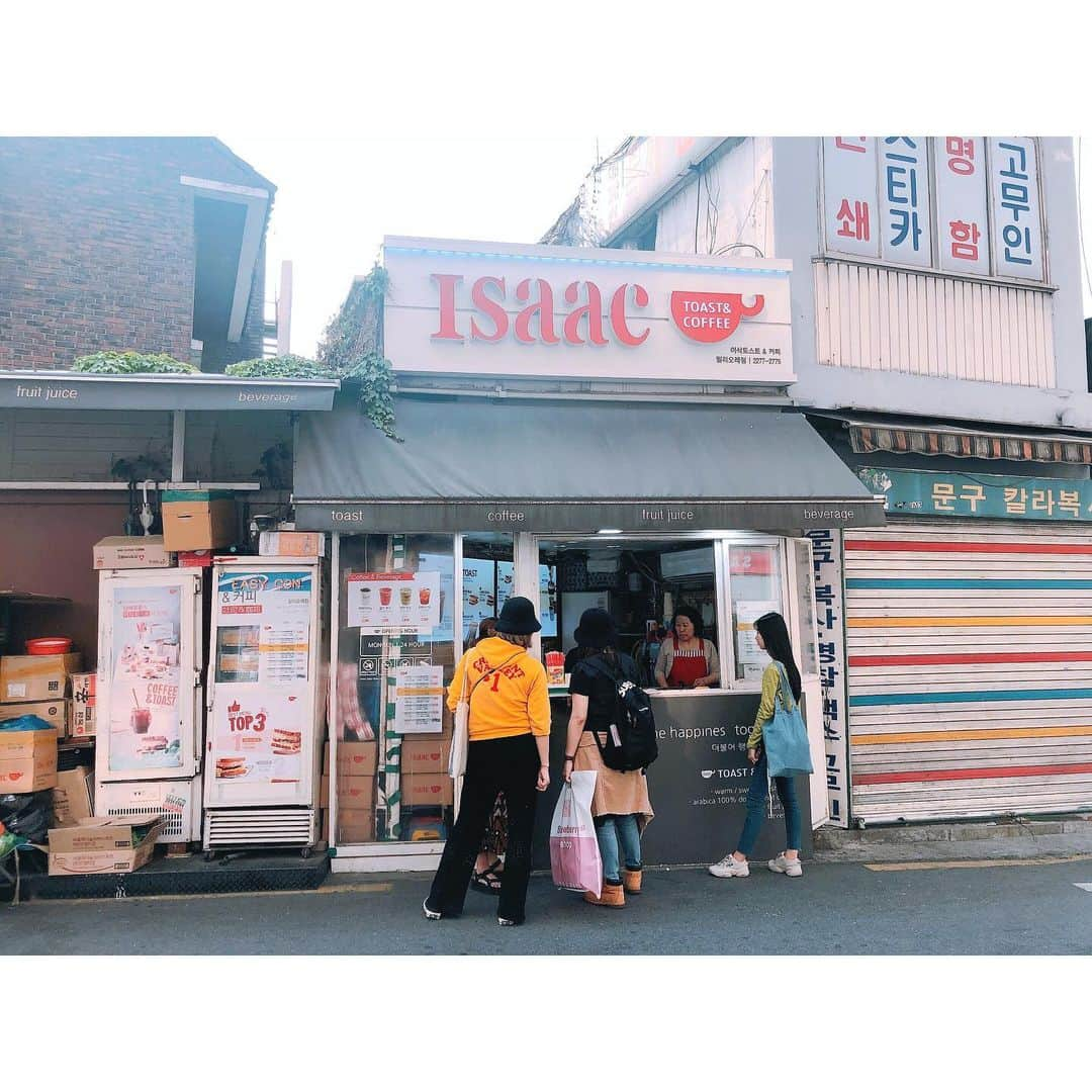 トリイクニコさんのインスタグラム写真 - (トリイクニコInstagram)「みんな大好き #ISAAC 🥪🇰🇷✨ . ホットプレートでトースト焼いて作ってくれるサンドイッチ屋さん😝(チェーン店) . 🇰🇷弘大店は大学の目の前でイートインスペースありました👍🏻 けど、断然‼️東大門のアジュンマが作ってくれる方がおいしい✨✨ . 中身が全然違う！w 東大門は千切りキャベツと薄切り大根入ってる♡ . 両面バターで焼いててうっすら甘いのがおいしー🤤💓 . . 1枚目▶︎ 弘大店イートインスペース 2枚目▶︎ ベーコンタマゴ(東大門) 3枚目▶︎ 東大門店 外観 . 韓国で韓国料理以外が食べたくなったらオススメ💜 . 東大門店はミリオレ の裏あたりにあるよ🙋‍♀️ . #韓国旅行  #韓国ごはん  #ソウル #東大門 #🇰🇷 #kunikorea」5月27日 22時16分 - toriicamera