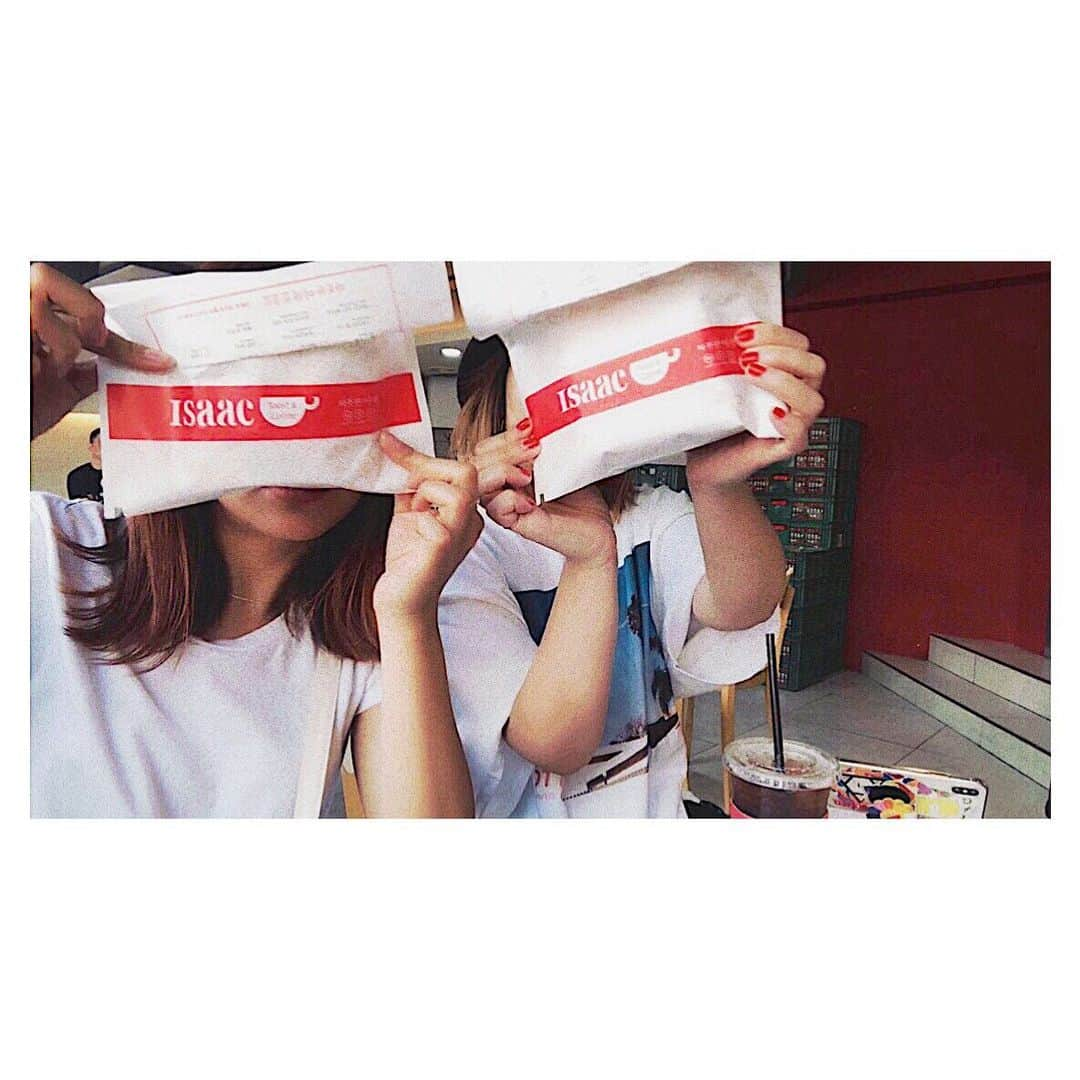 トリイクニコさんのインスタグラム写真 - (トリイクニコInstagram)「みんな大好き #ISAAC 🥪🇰🇷✨ . ホットプレートでトースト焼いて作ってくれるサンドイッチ屋さん😝(チェーン店) . 🇰🇷弘大店は大学の目の前でイートインスペースありました👍🏻 けど、断然‼️東大門のアジュンマが作ってくれる方がおいしい✨✨ . 中身が全然違う！w 東大門は千切りキャベツと薄切り大根入ってる♡ . 両面バターで焼いててうっすら甘いのがおいしー🤤💓 . . 1枚目▶︎ 弘大店イートインスペース 2枚目▶︎ ベーコンタマゴ(東大門) 3枚目▶︎ 東大門店 外観 . 韓国で韓国料理以外が食べたくなったらオススメ💜 . 東大門店はミリオレ の裏あたりにあるよ🙋‍♀️ . #韓国旅行  #韓国ごはん  #ソウル #東大門 #🇰🇷 #kunikorea」5月27日 22時16分 - toriicamera