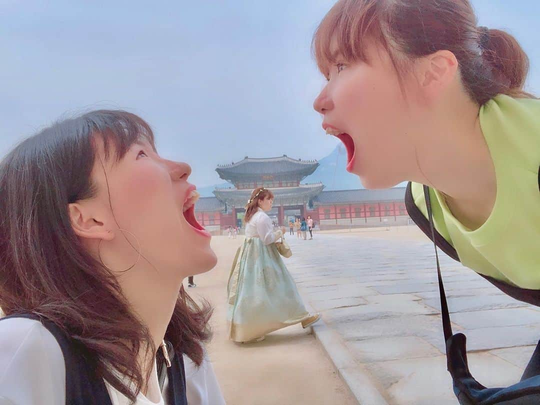 林琴奈さんのインスタグラム写真 - (林琴奈Instagram)「2泊3日の韓国旅行💨 最初は、飛行機に乗る時、 「にしした」の名前が「にししした」になっていたという事件から始まりました。笑  そして、韓国ではパックを普通に配ってて、びっくり😳  たくさん買い物もできて、 美味しい食べ物を食べれて、本当に楽しかった😂💕 歩き疲れたけど、最高の3日間でした♡ にしししたありがとう💛 ・ ・ ・ ・ #韓国#明洞#巨大ティラミス #食べ切れません#配ってるパック#全部合わせて10枚以上 #ホットク#サムギョプサル#チーズタッカルビ#ピザ#朝御飯#全部美味しかった♡ #景福宮#キョンボックン #五枚目の写真#奇跡。 #楽しかった #にししした#ありがとう♡」5月27日 22時17分 - nagi_k113