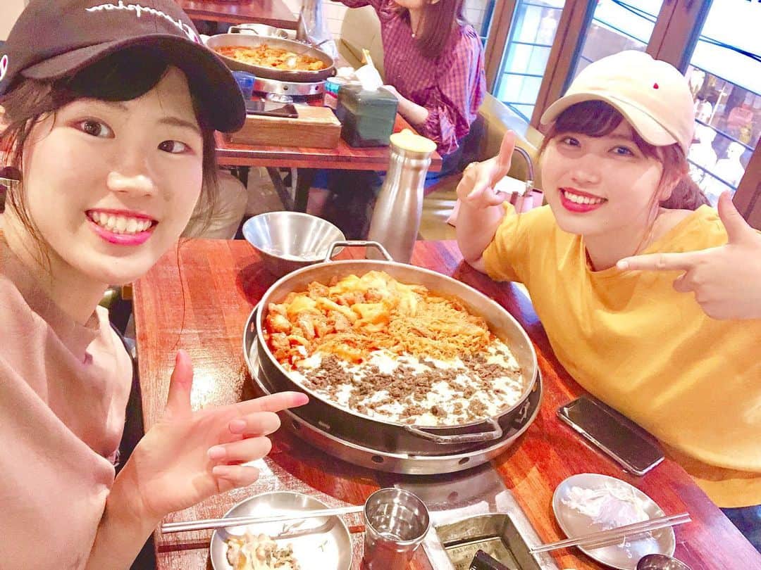 林琴奈さんのインスタグラム写真 - (林琴奈Instagram)「2泊3日の韓国旅行💨 最初は、飛行機に乗る時、 「にしした」の名前が「にししした」になっていたという事件から始まりました。笑  そして、韓国ではパックを普通に配ってて、びっくり😳  たくさん買い物もできて、 美味しい食べ物を食べれて、本当に楽しかった😂💕 歩き疲れたけど、最高の3日間でした♡ にしししたありがとう💛 ・ ・ ・ ・ #韓国#明洞#巨大ティラミス #食べ切れません#配ってるパック#全部合わせて10枚以上 #ホットク#サムギョプサル#チーズタッカルビ#ピザ#朝御飯#全部美味しかった♡ #景福宮#キョンボックン #五枚目の写真#奇跡。 #楽しかった #にししした#ありがとう♡」5月27日 22時17分 - nagi_k113