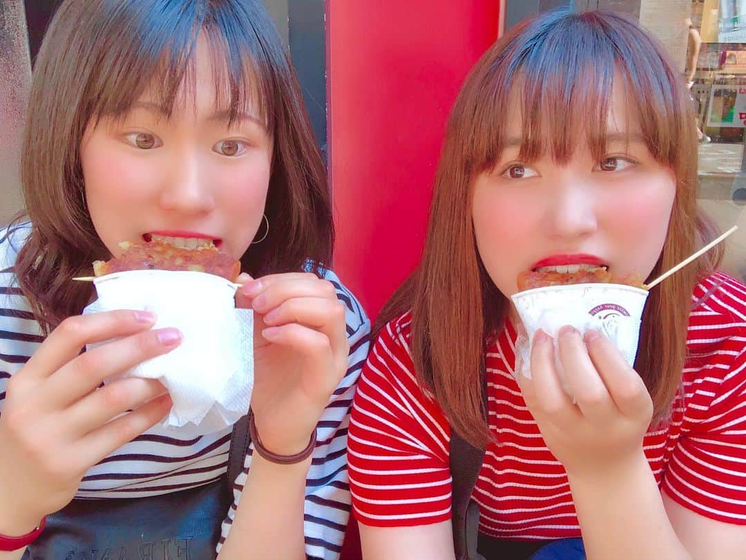 林琴奈のインスタグラム：「2泊3日の韓国旅行💨 最初は、飛行機に乗る時、 「にしした」の名前が「にししした」になっていたという事件から始まりました。笑  そして、韓国ではパックを普通に配ってて、びっくり😳  たくさん買い物もできて、 美味しい食べ物を食べれて、本当に楽しかった😂💕 歩き疲れたけど、最高の3日間でした♡ にしししたありがとう💛 ・ ・ ・ ・ #韓国#明洞#巨大ティラミス #食べ切れません#配ってるパック#全部合わせて10枚以上 #ホットク#サムギョプサル#チーズタッカルビ#ピザ#朝御飯#全部美味しかった♡ #景福宮#キョンボックン #五枚目の写真#奇跡。 #楽しかった #にししした#ありがとう♡」