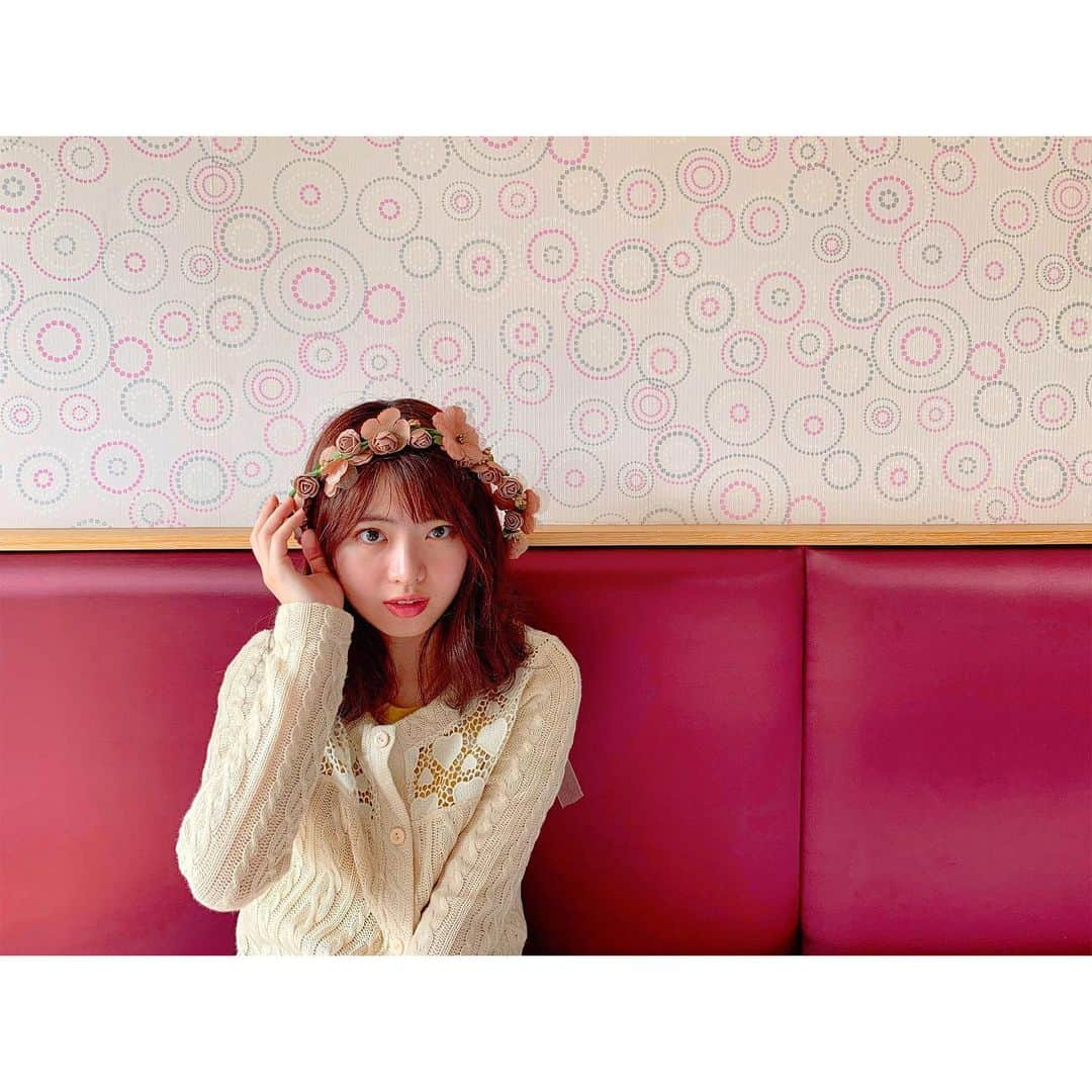 馬嘉伶さんのインスタグラム写真 - (馬嘉伶Instagram)「🍵 【 #家に帰れない少女 】 . 日本に来てから 芸能界に入ってから 約3年3か月 初めて 実家に帰りました . . 3年3か月 . 昔から、ちょっとクセがあって 実家の部屋を出る前に、いつも振り向いて 「今度帰った時、テストもう終わったな」とか「今度帰った時、もう高校を卒業したな」とか考えちゃって 前回も 「ああ〜今度帰った時、自分はもうAKBの一員になったな」と思いました . あの時は お仕事か何かで、1カ月後、一度帰る予定だったので 「すぐ帰るから寂しいことは考えないで」と思って それほど重くない気持ちで部屋から出たけど 結局予定がなくなって それから、一度もあの部屋に帰ったことはありませんでした . . 二か月 三か月 一年 一年半 二年半 . 時間が経つほど 家に帰ることがどんどん怖くなりました . まだまだ、自分が期待していた自分になっていない あの部屋を出た時の自分への期待にまだ答えられていない まだまだ成功していないから、どんな理由で、どんな表情であの家に帰ったらいいのかと分からなくなったから 家には帰らない、、、じゃなくて 帰れないです . . . この家族には言えない悩みを友達に言ったら みんなに バカだな と言われて 「あそこはあなたの『家』だよ」 「家に帰るのに理由がいる？」 そして、冗談っぽく 「家に帰れない少女」と言われました . 家に帰れない少女、、、か、、、 . . 「明日休み？明後日も休み？ 2日間だけでもいい、一回家に帰って来てよ」と 両親に何回も何回も聞かれるから お仕事がない時も必死に隠して忙しいフリをしている自分がいました . . なんか 多分 家に帰ったら 今まで 守ってきたものの何かが 崩れるから . . 昔、毎日 当たり前のようにいた場所は いつから「当たり前」じゃ無くなったのだろう いつの間にこんなに遠い存在になったのだろう、、、 . . . 今年の3月 突然、家族から おばあちゃんが脳卒中になったと連絡が来ました 病院に運ばれて、安定しましたが 右半身は全然力がなくなった . 手が震えていた 家に帰りたくなった。。。 . おばあちゃんは強い人 ずっと頑張ってリハビリをして そして私が 家に帰ったらドアを開けてくれる という約束をしました . . 昨日の夜 実家に帰って ドアをドンドン、叩いたら おばあちゃんが杖を持って笑顔で、ドアを開けてくれました . 3年3カ月、あれから 初めて、あのドアの向こうに入りました . . ずっと怖がっていたことは 実はそんなに怖くなかった 時間は長かったけど 変わらないことは変わらないし 昨日のような 記憶と同じ、同じ愛おしい家です . 愛してる家族がいる愛おしい家です やっと。。。 久々に ただいまが言えました」5月27日 22時19分 - macyacyarin