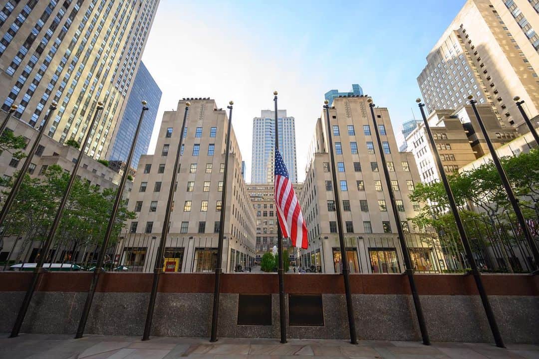 NBC Newsさんのインスタグラム写真 - (NBC NewsInstagram)「A single US flag stands at half staff at 30 Rock on Monday in observance of #MemorialDay.」5月27日 22時21分 - nbcnews