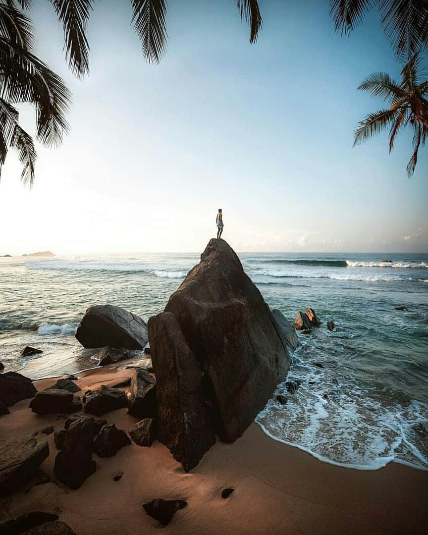 Discover Earthさんのインスタグラム写真 - (Discover EarthInstagram)「The beaches in Sri Lanka are known for their tranquil clear blue waters, palm-fringed golden beaches, and magically unspoiled character. How beautiful !  Is Sri Lanka on your bucket list ? Who would you want to discover this beautiful country with ? — 📍#DiscoverSriLanka — 📸 Photos by @aronreijnders」5月27日 22時31分 - discoverearth