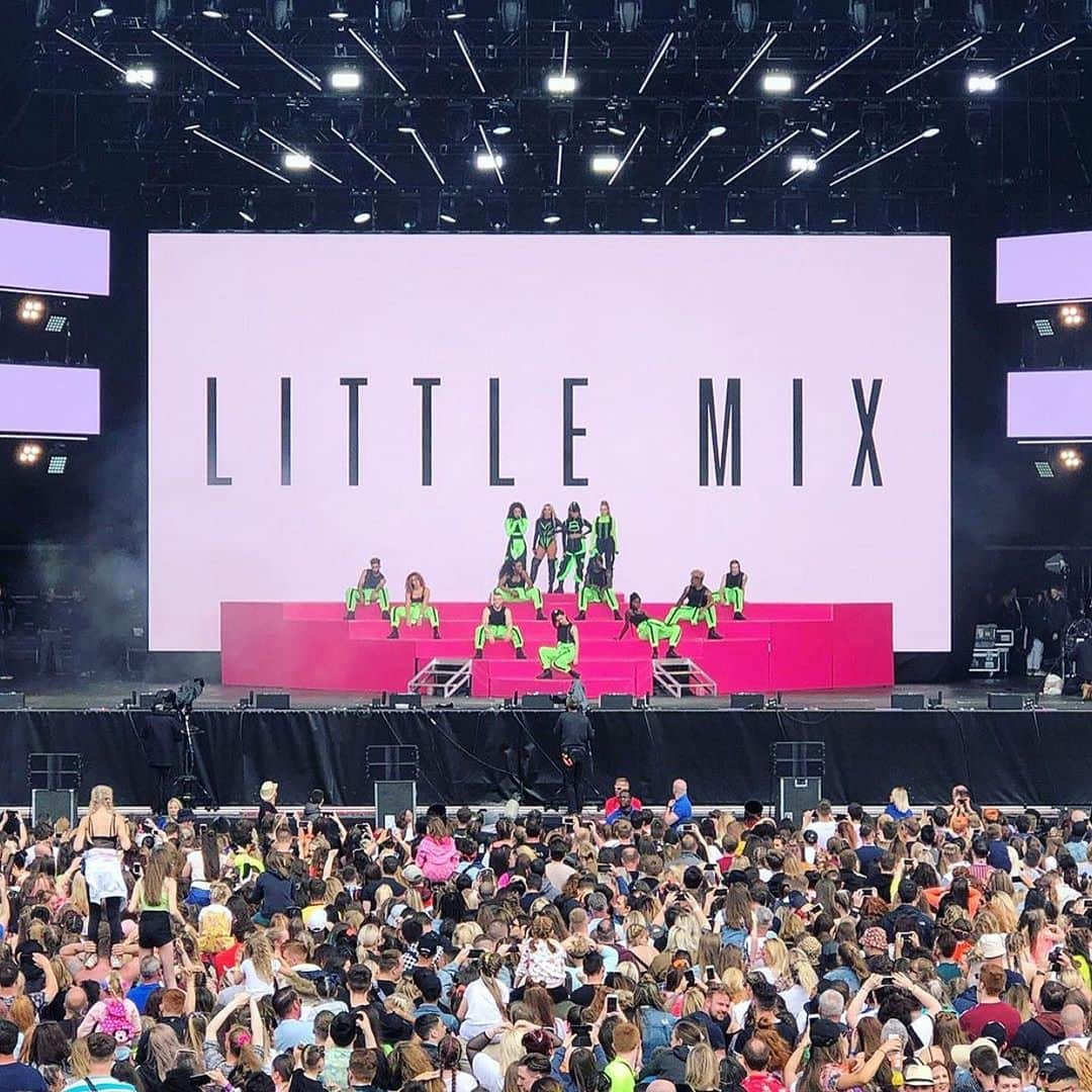 リトル・ミックスさんのインスタグラム写真 - (リトル・ミックスInstagram)「@bbcradio1 #BigWeekend was epic 🙌🏽✨💚 performing yesterday has made us very excited for tour 👀」5月27日 22時31分 - littlemix