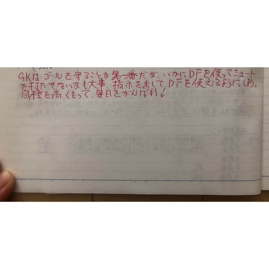 景山恵さんのインスタグラム写真 - (景山恵Instagram)「「ホッケーノート」﻿ ﻿ 高校の時に書いていたノートを﻿ 久しぶりに開いてみた！ ﻿ その当時は、自分の分からないことが﻿ 分からなくて悩んでたな〜🤔💭﻿ ﻿ 今見ると字も含めて面白いけど（笑）﻿ その当時は余裕なんて全く無し🙅🏻‍♀️﻿ ﻿ たまに先生に提出する日があって﻿ その日に書かれるコメントが﻿ 心に刺さるものばかりで泣いてたな←﻿ ﻿ 周りを頼りに試行錯誤していた毎日。﻿ 本当に先生やチームメイトには﻿ 感謝しかない！今でも百万一心❣️﻿ ﻿ ﻿#練習ノート #ホッケーノート #高校生 #部活 #百万一心 #恩返し #やるからには全力で」5月27日 22時40分 - lxxai
