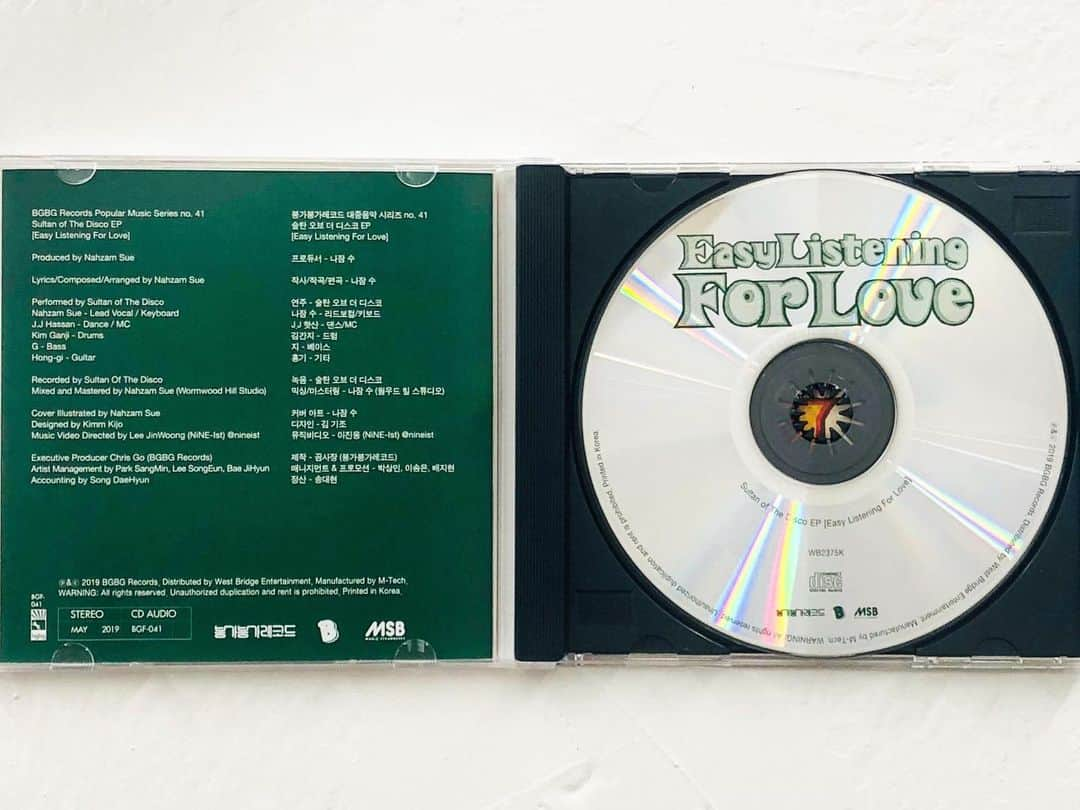 Sultan Of The Discoさんのインスタグラム写真 - (Sultan Of The DiscoInstagram)「[EP 'Easy Listening For Love' CD 일반 매장 발매] ⠀⠀⠀ 'ㅋㅋ페스티벌'에서 최초 공개했던  술탄 오브 더 디스코 EP 'Easy Listening For Love' CD💿의 일반 매장 판매가 시작되었습니다. ⠀⠀⠀ 👇 온라인 판매처 #향뮤직 #알라딘 #예스24 #신나라레코드 #인터파크 #교보문고 #핫트랙스 등 ⠀⠀⠀ ☝️ 오프라인으로 구매할 경우 매장에 미리 연락하여 재고 여부를 확인 부탁드립니다. ⠀⠀⠀ Cover Illustrated by Nahzam Sue Designed by Kimm kijo - #술탄오브더디스코 #sultanofthedisco #CD #발매 #ep #Easylisteningforlove #샤이닝길만걷자」5月27日 22時40分 - sultan_of_the_disco