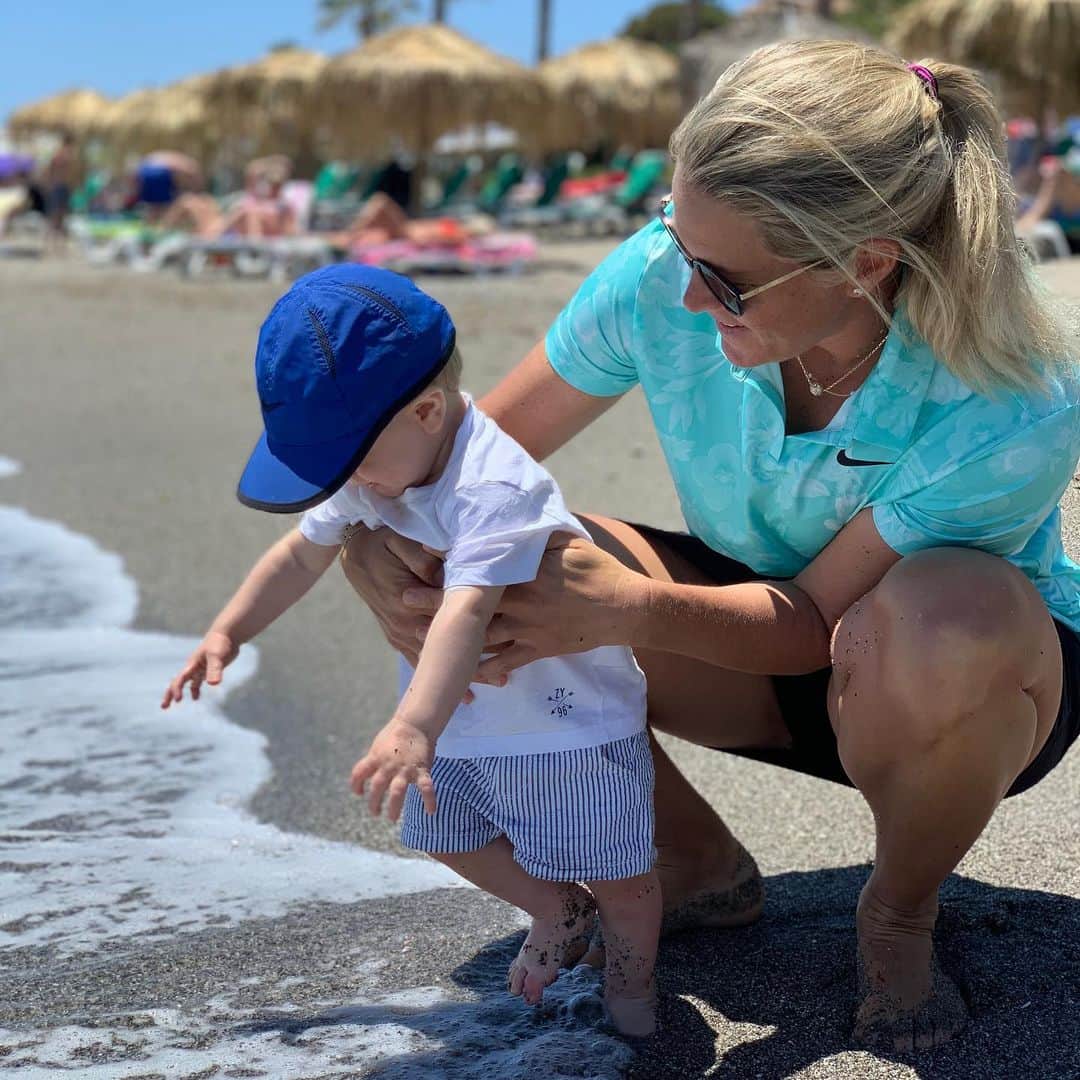 スーザン・ペターセンさんのインスタグラム写真 - (スーザン・ペターセンInstagram)「Beach break with my little boy in between practice!! #sandeverywhere #playtime #laplaya」5月27日 22時37分 - suzannpettersen