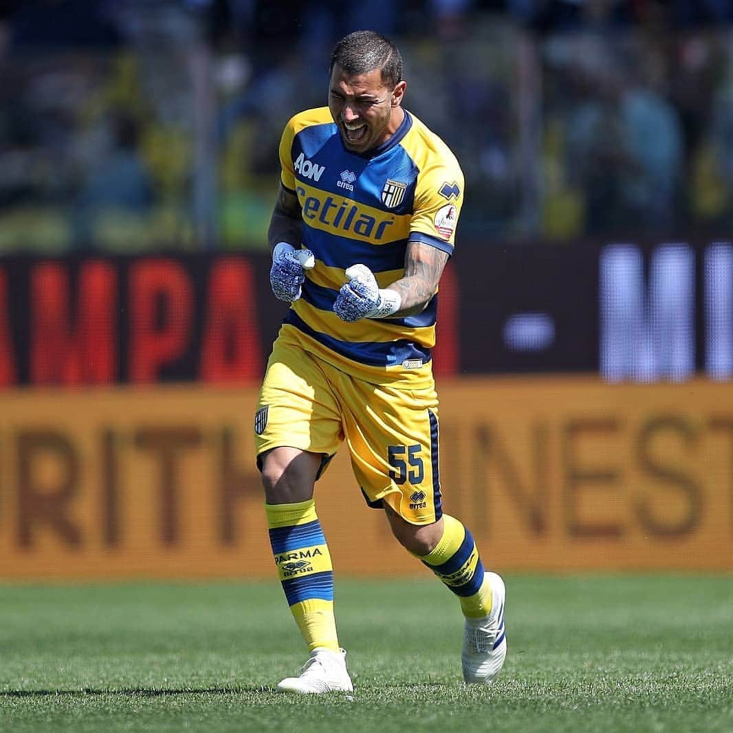 ルイージ・セーペのインスタグラム：「Questa la foto che racchiude il mio anno e il nostro anno calcistico...una foto che racchiu de sofferenza,grinta e voglia di raggiungere l' obiettivo... l'obiettivo di tenere alto il nome di questa SOCIETÀ prestigiosa,di un PUBBLICO storico e di una CITTÀ molto bella che merita solo il meglio.💛💙 @parmacalcio1913 @seriea」