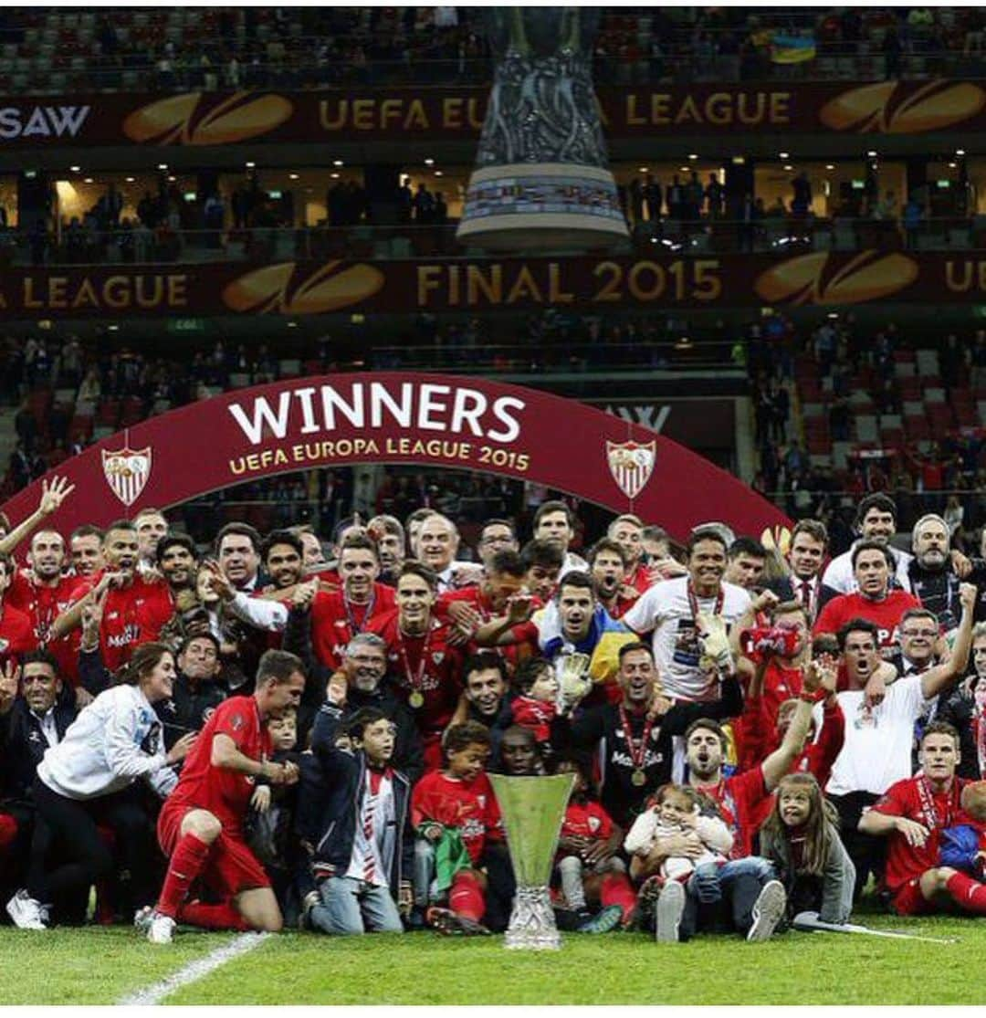 ニコラス・パレハさんのインスタグラム写真 - (ニコラス・パレハInstagram)「Hace 4 años bicampeon en Varsovia !! #tb @europaleague @sevillafc 🏆🔴⚪️」5月27日 22時46分 - nicopareja5