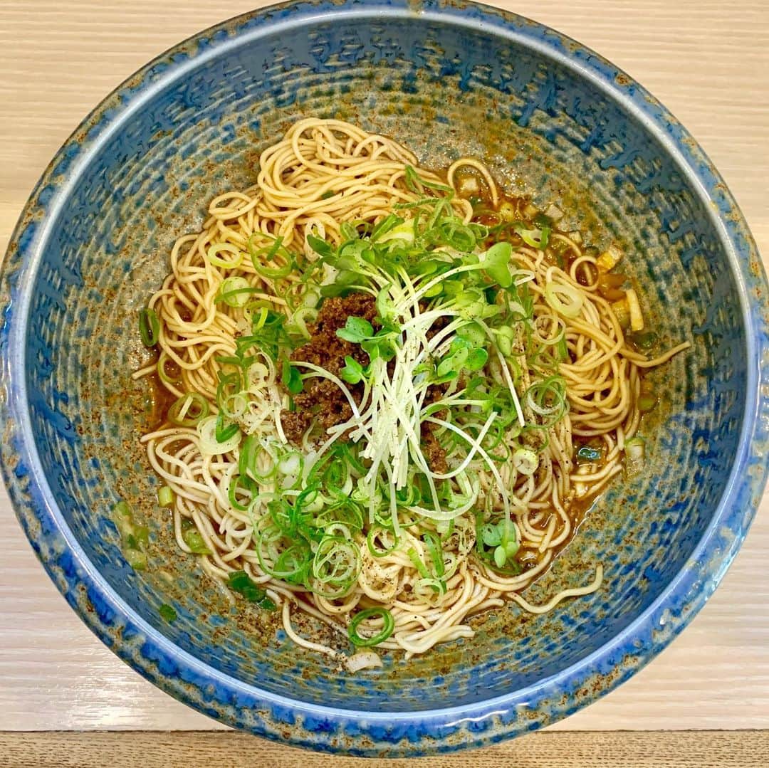 本谷亜紀さんのインスタグラム写真 - (本谷亜紀Instagram)「池袋はもともとラーメン激戦区だけど、特に激戦区のエリアに担々麺専門店が登場🍜🔥ご招待で行ってきた❗️最近暑いけど、こういう日って辛いものを欲する😁辛さは選べます❗️あと、太麺と細麺も選べるのって結構珍しいかも⁉️今回は細麺にしました😳あと、びびって1辛にした😓細麺だからかめちゃくちゃ早く着丼❗️ ㅤㅤㅤㅤㅤㅤㅤㅤㅤㅤㅤㅤㅤ  タレがなくなるくらいよーくかき混ぜて☺️甘辛いひき肉がたっぷり💕貝割れ大根もさっぱりして唐辛子とは違ったフレッシュな辛さが心地よい😁麺がしゃっきりしてる感じなの😊自家製ブレント山椒に惹かれてしまい、追い山椒もしてしまった。。酢も追加してどんどん味の変化を楽しみました。これからの季節に最適な担々麺だった❤️ #池袋ランチ #池袋ラーメン #八玄八角  #汁なし担々麺  #池袋麺  #池袋ラーメン  #東池袋 #TAT会 #PR #ブロガーお試し会 #インフルエンサーお試し会 #ラーメン #らーめん #拉麺 #라면#ramen#noodle  #つけ麺 #まぜそば #汁なし #麺 #麺活 #ラーメン巡り #ラーメンインスタグラマー」5月27日 13時59分 - akichi0518_ramen