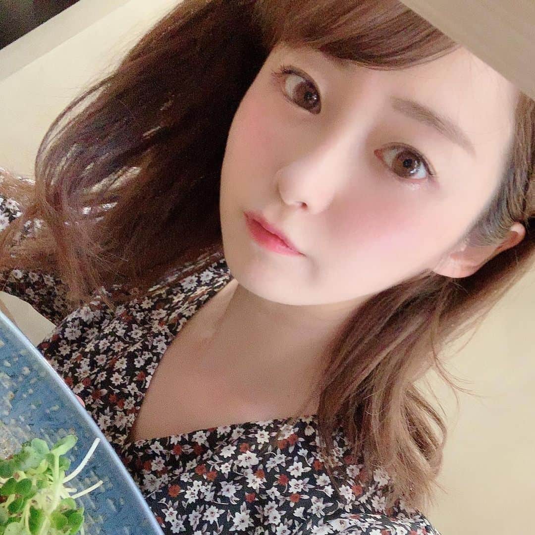 本谷亜紀さんのインスタグラム写真 - (本谷亜紀Instagram)「池袋はもともとラーメン激戦区だけど、特に激戦区のエリアに担々麺専門店が登場🍜🔥ご招待で行ってきた❗️最近暑いけど、こういう日って辛いものを欲する😁辛さは選べます❗️あと、太麺と細麺も選べるのって結構珍しいかも⁉️今回は細麺にしました😳あと、びびって1辛にした😓細麺だからかめちゃくちゃ早く着丼❗️ ㅤㅤㅤㅤㅤㅤㅤㅤㅤㅤㅤㅤㅤ  タレがなくなるくらいよーくかき混ぜて☺️甘辛いひき肉がたっぷり💕貝割れ大根もさっぱりして唐辛子とは違ったフレッシュな辛さが心地よい😁麺がしゃっきりしてる感じなの😊自家製ブレント山椒に惹かれてしまい、追い山椒もしてしまった。。酢も追加してどんどん味の変化を楽しみました。これからの季節に最適な担々麺だった❤️ #池袋ランチ #池袋ラーメン #八玄八角  #汁なし担々麺  #池袋麺  #池袋ラーメン  #東池袋 #TAT会 #PR #ブロガーお試し会 #インフルエンサーお試し会 #ラーメン #らーめん #拉麺 #라면#ramen#noodle  #つけ麺 #まぜそば #汁なし #麺 #麺活 #ラーメン巡り #ラーメンインスタグラマー」5月27日 13時59分 - akichi0518_ramen
