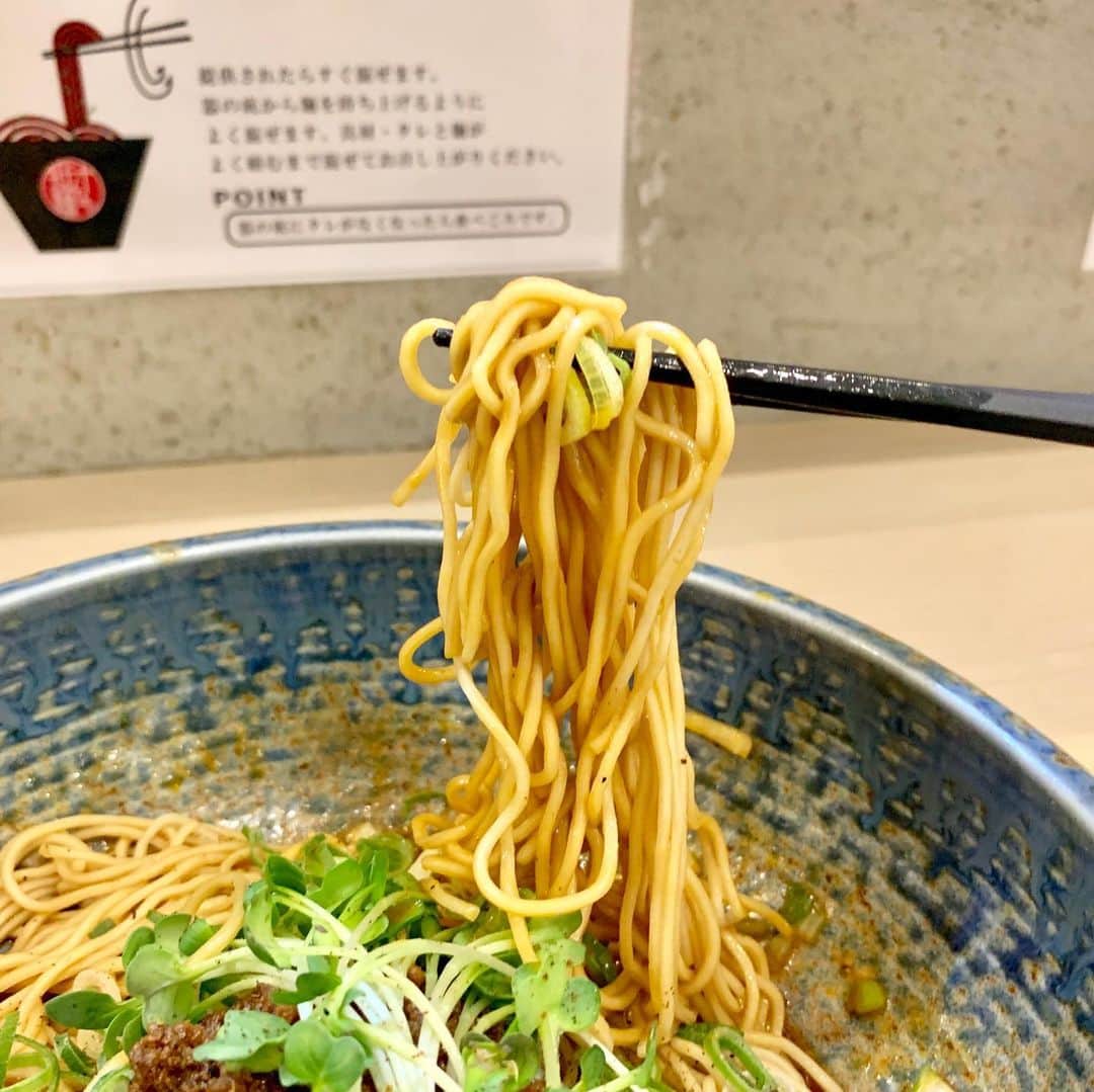 本谷亜紀さんのインスタグラム写真 - (本谷亜紀Instagram)「池袋はもともとラーメン激戦区だけど、特に激戦区のエリアに担々麺専門店が登場🍜🔥ご招待で行ってきた❗️最近暑いけど、こういう日って辛いものを欲する😁辛さは選べます❗️あと、太麺と細麺も選べるのって結構珍しいかも⁉️今回は細麺にしました😳あと、びびって1辛にした😓細麺だからかめちゃくちゃ早く着丼❗️ ㅤㅤㅤㅤㅤㅤㅤㅤㅤㅤㅤㅤㅤ  タレがなくなるくらいよーくかき混ぜて☺️甘辛いひき肉がたっぷり💕貝割れ大根もさっぱりして唐辛子とは違ったフレッシュな辛さが心地よい😁麺がしゃっきりしてる感じなの😊自家製ブレント山椒に惹かれてしまい、追い山椒もしてしまった。。酢も追加してどんどん味の変化を楽しみました。これからの季節に最適な担々麺だった❤️ #池袋ランチ #池袋ラーメン #八玄八角  #汁なし担々麺  #池袋麺  #池袋ラーメン  #東池袋 #TAT会 #PR #ブロガーお試し会 #インフルエンサーお試し会 #ラーメン #らーめん #拉麺 #라면#ramen#noodle  #つけ麺 #まぜそば #汁なし #麺 #麺活 #ラーメン巡り #ラーメンインスタグラマー」5月27日 13時59分 - akichi0518_ramen