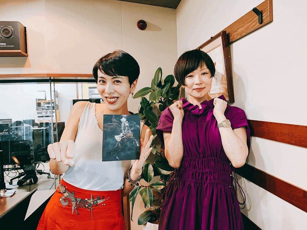 LOVEのインスタグラム：「人生って素晴らしいな、とすら思いわたくしブースト入りました。 椎名林檎さん、お越しいただき、音楽談義。とにかくとにかく勉強になり、とても楽しかった。  だってどうやってこんなアルバム書けるのか、知りたいことだらけのニューアルバムでしたから。radikoで聞き直せるから、聞いてくださいね。特に女性の方は、きっと自分の将来が楽しみ！そんな気分になれると思います。  林檎さん、貴重なおはなしをフランクに明かしてくださり、ありがとうございました。」