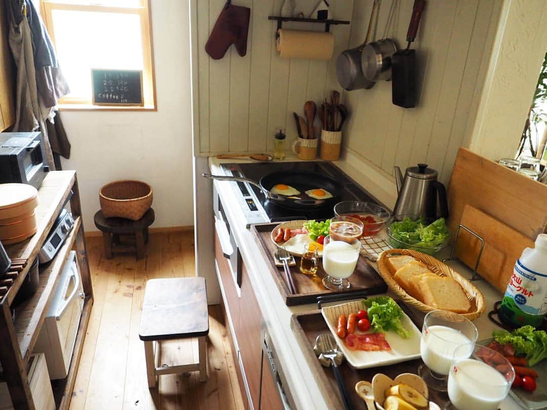 ゆうこさんのインスタグラム写真 - (ゆうこInstagram)「こんにちは。 お返事前にごめんなさい。  週末の朝ごはん。  休日の朝ごはんは和食が多いですが、 金曜日に行ったパン屋さんで、食パン、レタス、大山のむヨーグルトを買ってきたので洋食にしました😊🍳 ・ ・  フライパンは  @royaldesign.jp さん の ティファール× ジェイミーオリバーさんのもの。以前 @paramegu ちゃんがつかってて、いいなぁと思って私もお迎えしました😌  目玉焼きもいつもより綺麗に焼けるような気がします✨  そして、イッタラのレンピも安くなってたので、いっしょにお迎えしました。アイスコーヒーやヨーグルト、ビール、ジュース、デザートなど なんでも合うのでお気に入りです✨  いつの間にか５月もあと少し。 今週もよろしくお願いします😊  #Royaldesign #ロイヤルデザイン #イッタラ #ittala #レンピ #ティファール #ジェイミーオリバー #フライパン #北欧 #Kitchen #台所 #マイホーム #おうちカフェ #パン #目玉焼き#アイスコーヒー #のむヨーグルト #ウインナー #器 #食器  #クチポール #食パン  https://royaldesign.jp/」5月27日 14時01分 - slow.life.works