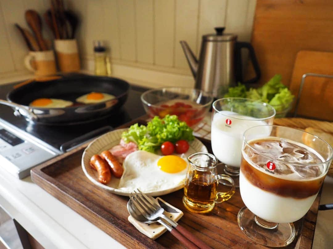 ゆうこさんのインスタグラム写真 - (ゆうこInstagram)「こんにちは。 お返事前にごめんなさい。  週末の朝ごはん。  休日の朝ごはんは和食が多いですが、 金曜日に行ったパン屋さんで、食パン、レタス、大山のむヨーグルトを買ってきたので洋食にしました😊🍳 ・ ・  フライパンは  @royaldesign.jp さん の ティファール× ジェイミーオリバーさんのもの。以前 @paramegu ちゃんがつかってて、いいなぁと思って私もお迎えしました😌  目玉焼きもいつもより綺麗に焼けるような気がします✨  そして、イッタラのレンピも安くなってたので、いっしょにお迎えしました。アイスコーヒーやヨーグルト、ビール、ジュース、デザートなど なんでも合うのでお気に入りです✨  いつの間にか５月もあと少し。 今週もよろしくお願いします😊  #Royaldesign #ロイヤルデザイン #イッタラ #ittala #レンピ #ティファール #ジェイミーオリバー #フライパン #北欧 #Kitchen #台所 #マイホーム #おうちカフェ #パン #目玉焼き#アイスコーヒー #のむヨーグルト #ウインナー #器 #食器  #クチポール #食パン  https://royaldesign.jp/」5月27日 14時01分 - slow.life.works