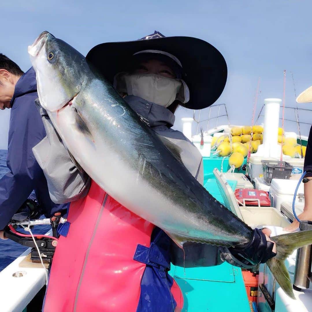 里美ゆりあのインスタグラム：「ブリとカンパチ釣ってきたよぉ✌︎('ω'✌︎ ) 魚の引きが強過ぎてキーズにサポートしてもらいました！ どうもありがとう😊 五目釣りで釣れなかったので焦りましたが剛樹の竿で泳がせアカイカで🦑釣れて良かった〜^_^✨ 高いだけに買っておいて良かった笑 次はアカムツやモロコ、キハダ狙いたい〜💗 大きな海の世界のお魚さん達に心から感謝！！ #釣り#釣りガール #釣り女子#海釣り#ブリ#カンパチ#泳がせ釣り#楽しい#剛樹#五目釣り#筋肉痛#炎天下」