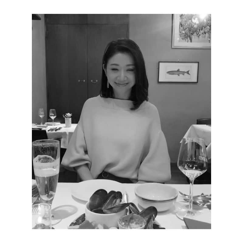 市橋有里のインスタグラム：「シーフードに目がない🦞ムール貝ならわんこ蕎麦みたいに永遠に…さ、今週はレシピ考案週。みなさんは梅雨時、暑い時はどんなものが食べたいですか〜？😊 ・ #シーフード #varmen #ムール貝 大好き #梅雨入り前 #梅雨 #6月」