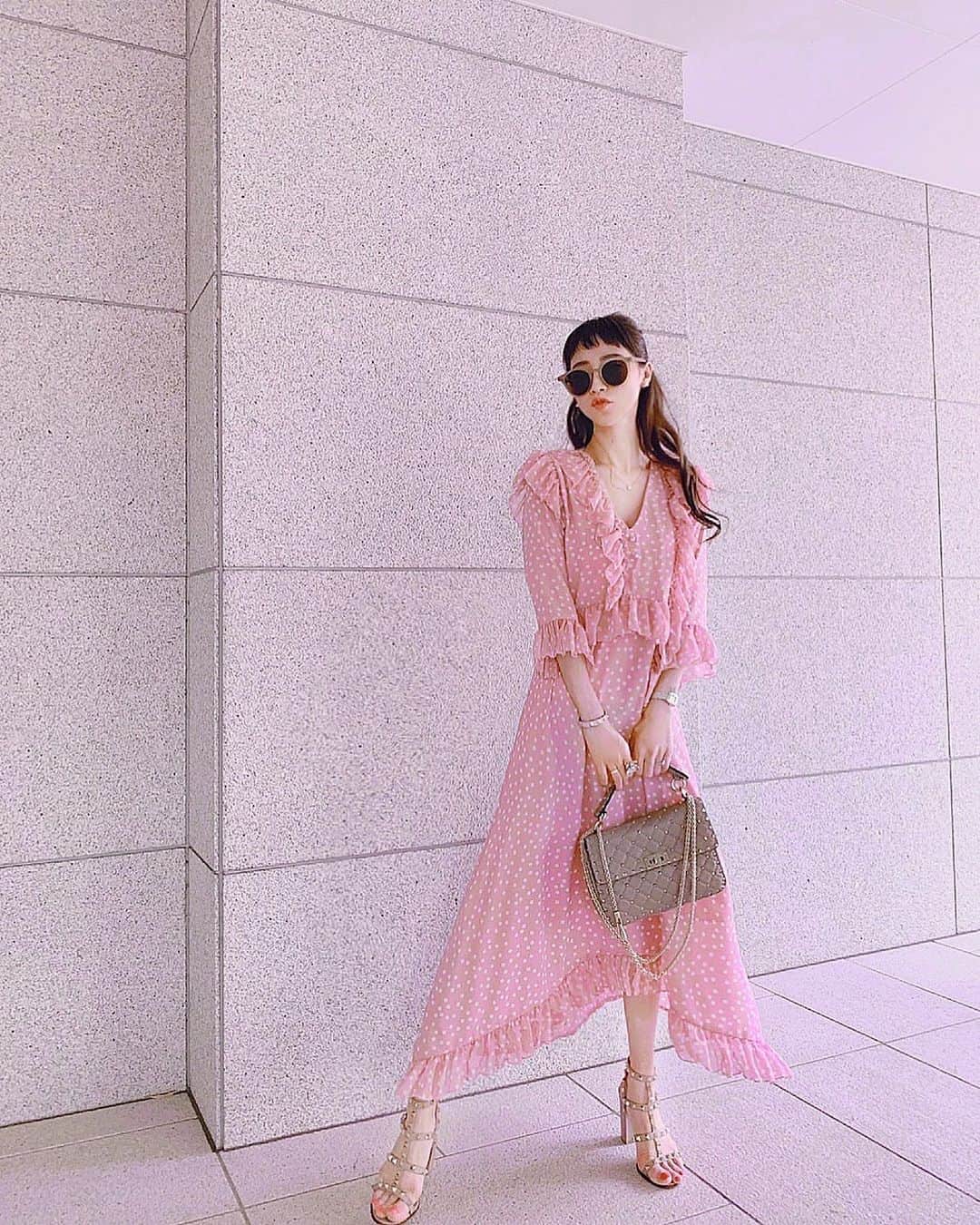 SEIRAさんのインスタグラム写真 - (SEIRAInstagram)「🎀🌺🍑🍧💝 PINKのドット💓 dot onepiece🎀 @official_wearbylit  shoes＆bag＆bracelet @maisonvalentino  #maisonvalentino #style #fashion #mama #pink」5月27日 14時04分 - official.seira