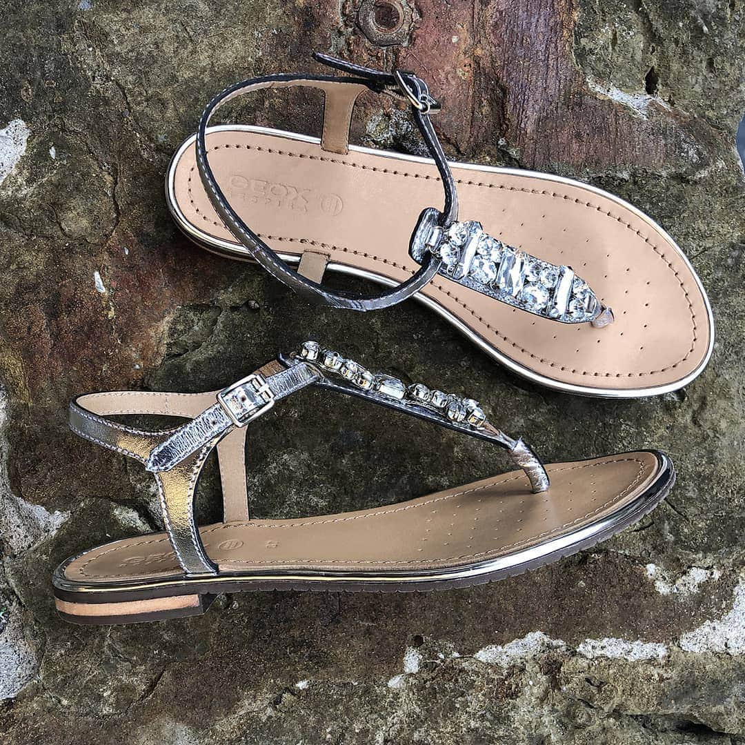 ジェオックスさんのインスタグラム写真 - (ジェオックスInstagram)「DIAMANTE DAZE: Step up your #glam look with our SOZY sandal for a #summery vibe with an elegant edge. Dazzle with decorative diamante that can elevate any look with unmistakable #elegance.」5月27日 14時22分 - geox