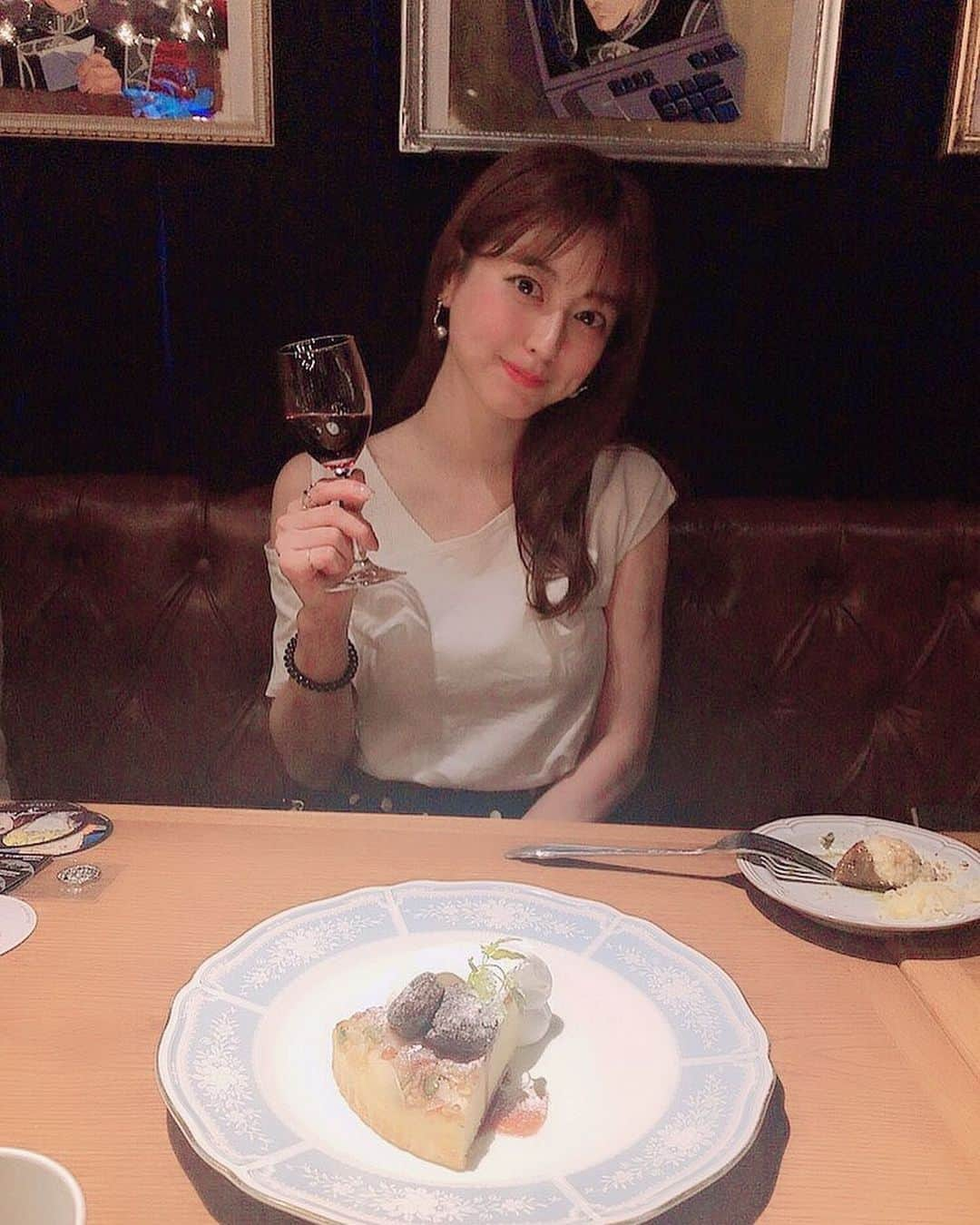 杉本有美さんのインスタグラム写真 - (杉本有美Instagram)「最終稽古も終わりました。 昨日は大岩さんにお誘いいただき、#イゼルローンフォートレス へ行けるキャストでお邪魔してきました✨  ケルシーのケーキや、ヴァンローゼを😍  サインも飾っていただいたので、皆様も舞台観劇前や後に行ってみてね💕  #銀河英雄伝説 #舞台銀英伝 #アンネローゼ」5月27日 14時15分 - sugimotoyumi_official