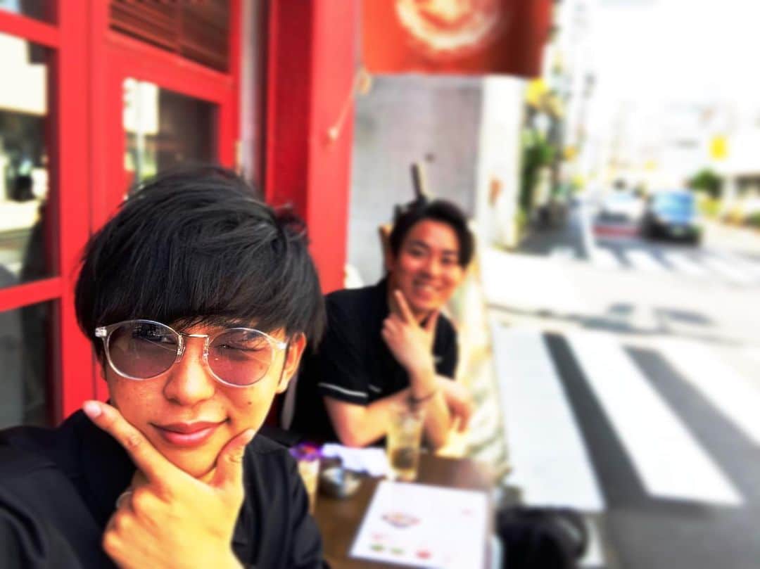 のインスタグラム：「クマムシさんと久々に収録一緒でした！嬉しすぎ！  #クマムシ #佐藤さん #ぼやけちゃった #なんでなんだ」