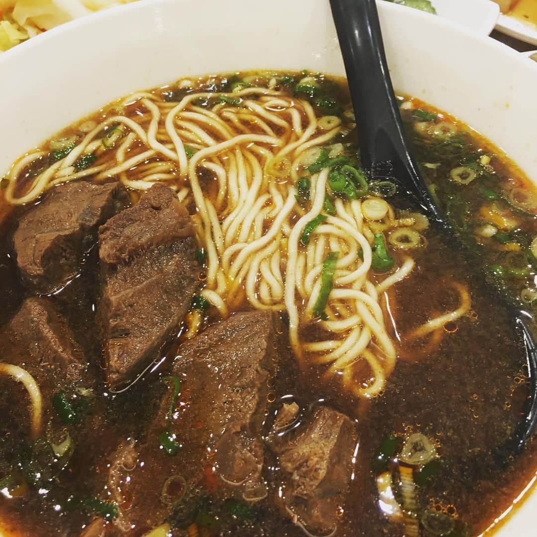のインスタグラム：「帰国前にもう一つローカルフード#台湾 #牛肉麺 #水餃子 #青菜 #beefnoodles #好吃」