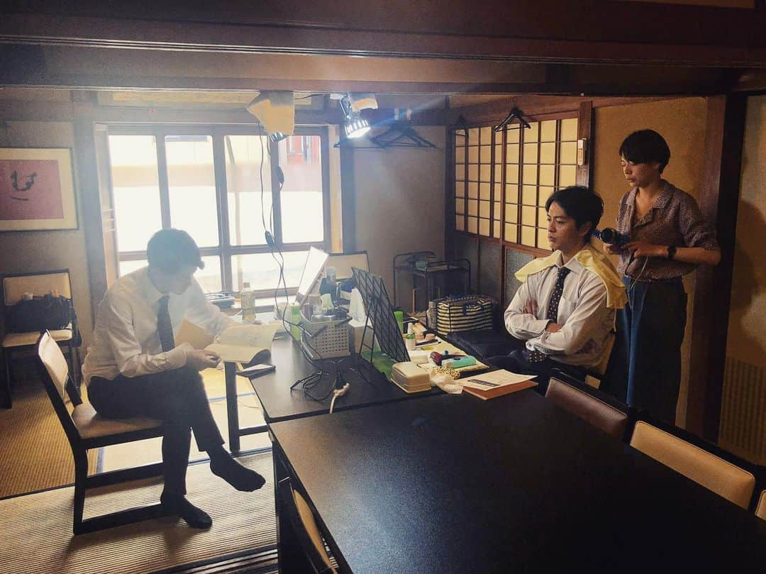 宍戸開さんのインスタグラム写真 - (宍戸開Instagram)「居酒屋シーンのロケ🏮 ハードで切ないシーンの多い中、唯一ほっこりする姫川班たちのシーン。ただいま絶賛待機中❗️🎥 #ストロベリーナイトサーガ 🍓#捜査一課 #姫川班 #二階堂ふみ #亀梨和也 #葉山奨之 #中林大樹 #宍戸開 #江口洋介 #たもっつぁん #石倉保 #警視庁 #フジテレビ #cx 🍓」5月27日 14時19分 - kaishishido