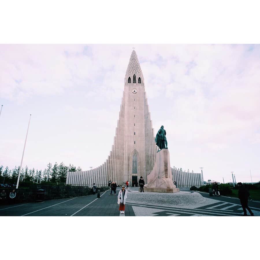 雪浦聖子さんのインスタグラム写真 - (雪浦聖子Instagram)「昨日からアイスランド。 5年半前に来てめちゃくちゃよかったので再び。前回は11月末に来て、日がとても短かったので、日が長い時に来たいねと、その時はほぼ叶わないと思いながら言ってたのに、その四年後に夫が海外赴任という思いがけない展開で、心理的距離が縮まりあっさりまた来れた。人生何があるか分からない。前回は国の南側だけ行ったのだけれど、今回はぐるり一周する予定。 初日は首都、レイキャビーク泊。カラフルで可愛い街。重々しさがまるでない。アイスランド自体に人が住み始めたのはは1000年以上前なのになんでこんなに歴史を街に感じないなのかなと思って調べたらレイキャビークが首都になってまだ100年だった。なるほど。一番立派な教会も80年代に作られたもの。その若さのせいなのか、冬を楽しく過ごすためなのか、建物の外も中も綺麗な色に塗られていて、歩いていてとにかく楽しい。 それとはまた違う話になるけど前回来た時よりビルがめちゃくちゃ増えてて、H&Mまで出来ててびっくりした。夫によると、理由の１つがLCCのeasyJetが来るようになったから、とか。飛行機１つで街も変わるのだなあ。前回誰も他にお客さんのいなかった美味しいホットドッグ屋さんにも今回は長蛇の列が出来ていた。 保守的で、気に入ったところにばかり行く夫婦なので、前回と同じスープ屋さん（ファーストキッチンみたいなパンにスープはいったやつを出すお店。ちなみにこれの真似みたいなのを出すお店が何軒か出来ててeasyJet!って思った）に行き、コーヒーを出してくれてゆっくり視聴できるCD屋さんに行って、ご満悦。CD屋さんはほんとに特にいい。12 Tonarというところ。自分のレーベルも持って地元の音楽をしっかり紹介してる。お店の作りもお洒落。今は大変な時代だろうなと思うけど、ずっと残ってて欲しい。夫が散財してた。いいぞいいぞ。あとはフリマのぞいたり。 移動のせいかやたら眠いので22時に寝てそのせいで午前3時に目が覚めたけど、寝ても覚めても外がずっと明るい。さすが最北端の首都。」5月27日 14時19分 - sneeuw_y