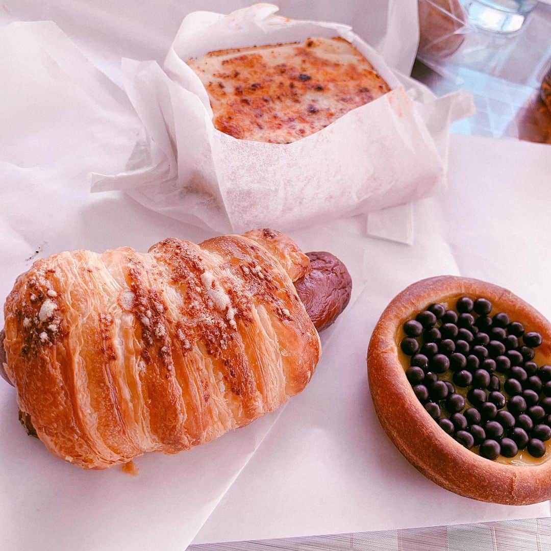 安枝瞳さんのインスタグラム写真 - (安枝瞳Instagram)「. 最近買ったパン🍞 雑誌で見たヒルトンのパン屋さんに行きた過ぎて行ってきたよ！ サクサクショコラのクリームパン目当てで行ったけど、他のパンも可愛すぎて 全部買いたかったー！！ #パン好き #パン好きな人と繋がりたい  #パン屋さん巡り  #パン屋さん #ヒルトン東京 #ショコラブティック  #サクサクショコラのクリームパン  #クロックムッシュ  #クロワッサンフランク」5月27日 14時25分 - hitomiyasueda